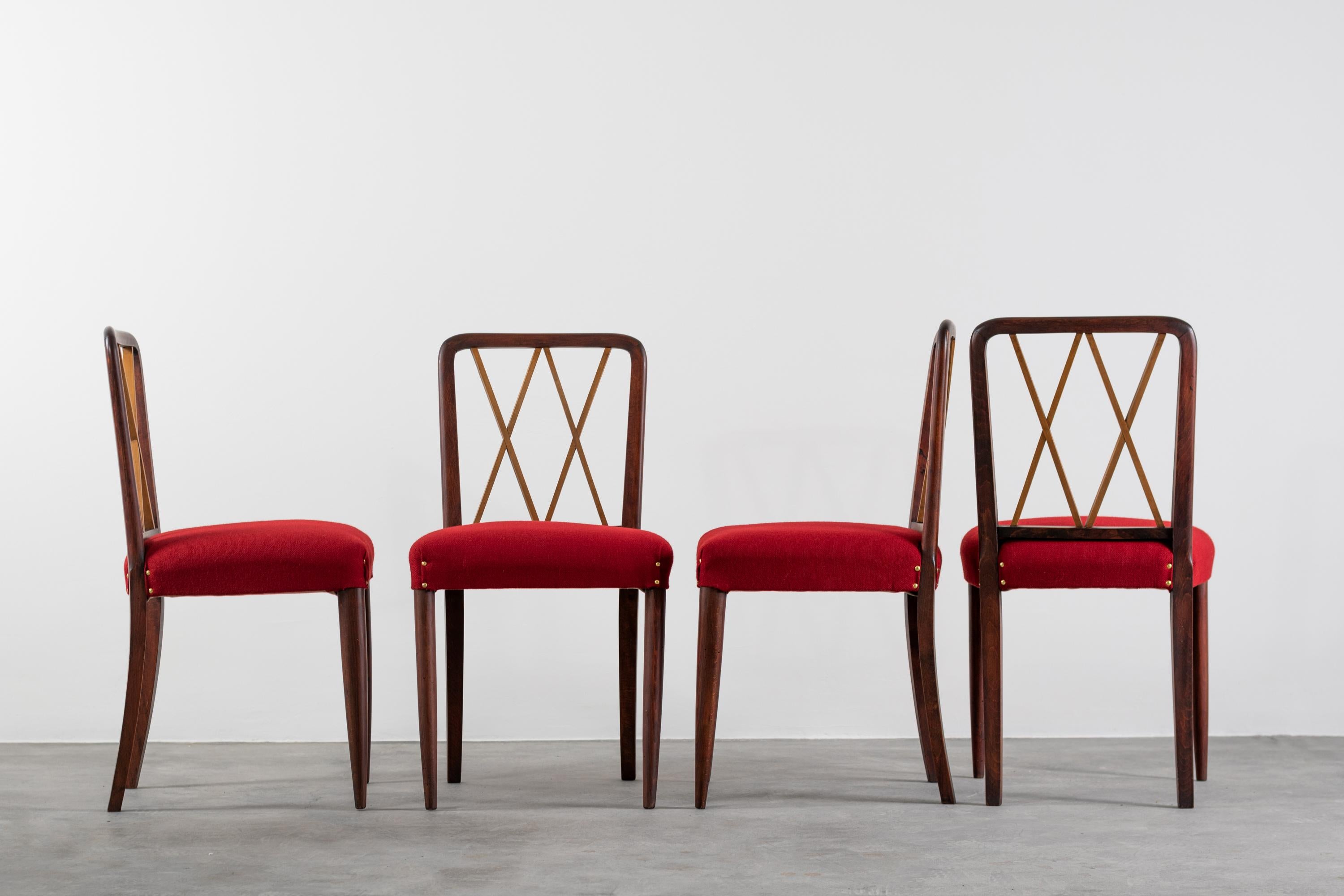Set of four chairs, in the style of Giò Ponti.
Chairs with wooden structure and upholstered with a beautiful red burgundy fabric.

Measurement: 50 x 89 x 50 cm.
  