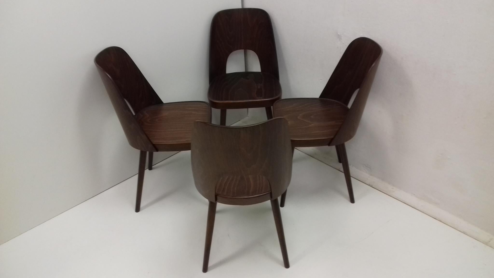 Satz von vier Holzstühlen:: entworfen von Oswald Haerdtl:: 1950er Jahre im Angebot 3
