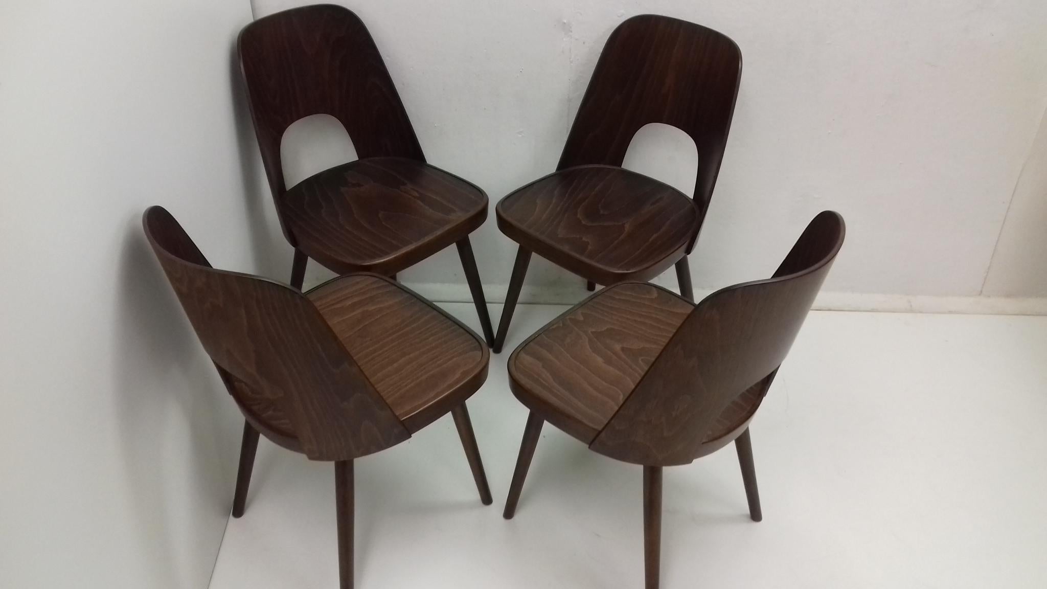 Satz von vier Holzstühlen:: entworfen von Oswald Haerdtl:: 1950er Jahre im Angebot 4