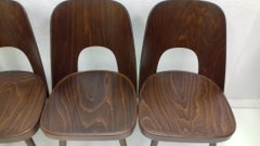 Ensemble de quatre chaises en bois conçues par Oswald Haerdtl:: années 1950