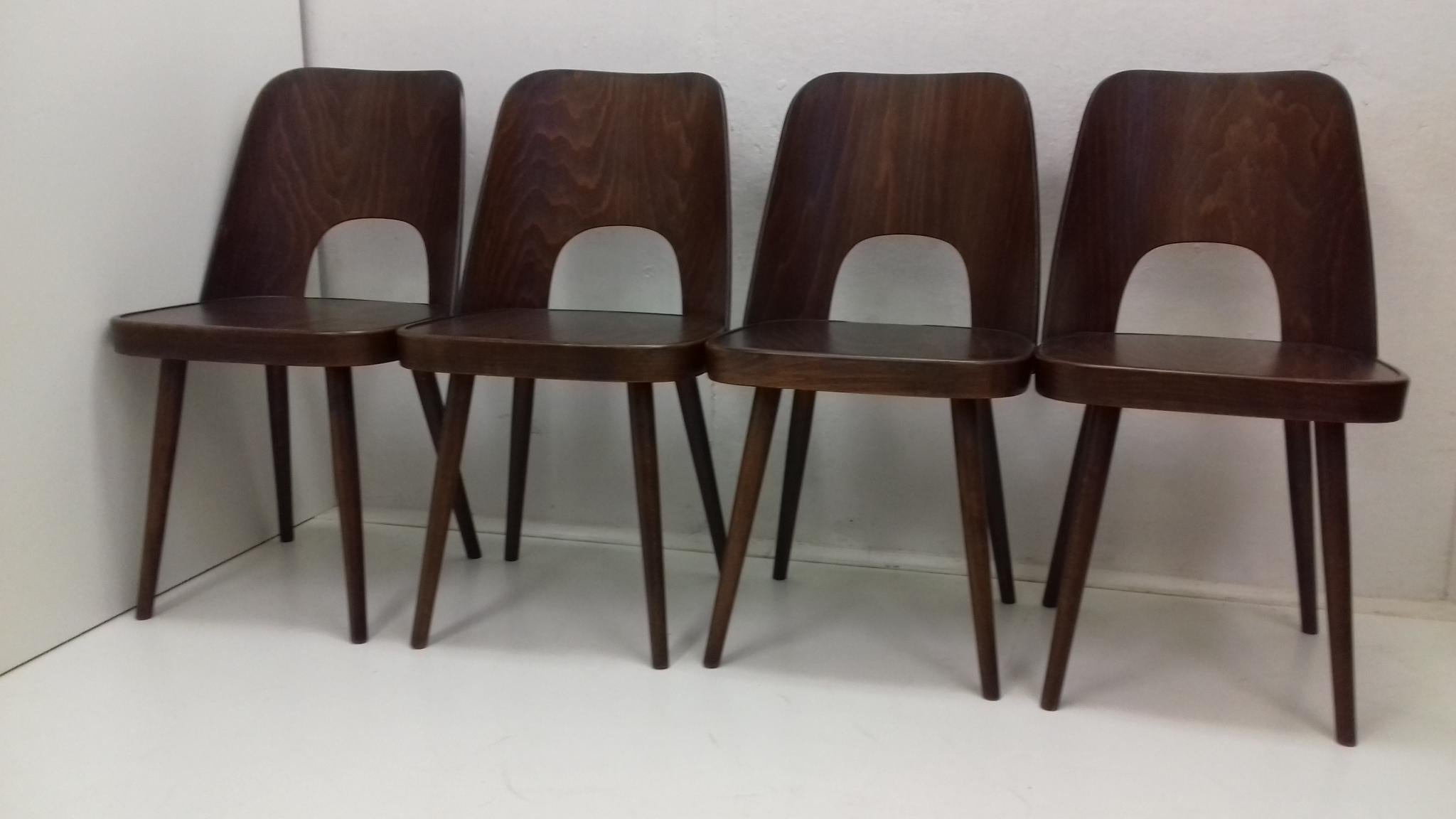 Satz von vier Holzstühlen:: entworfen von Oswald Haerdtl:: 1950er Jahre (Tschechisch) im Angebot