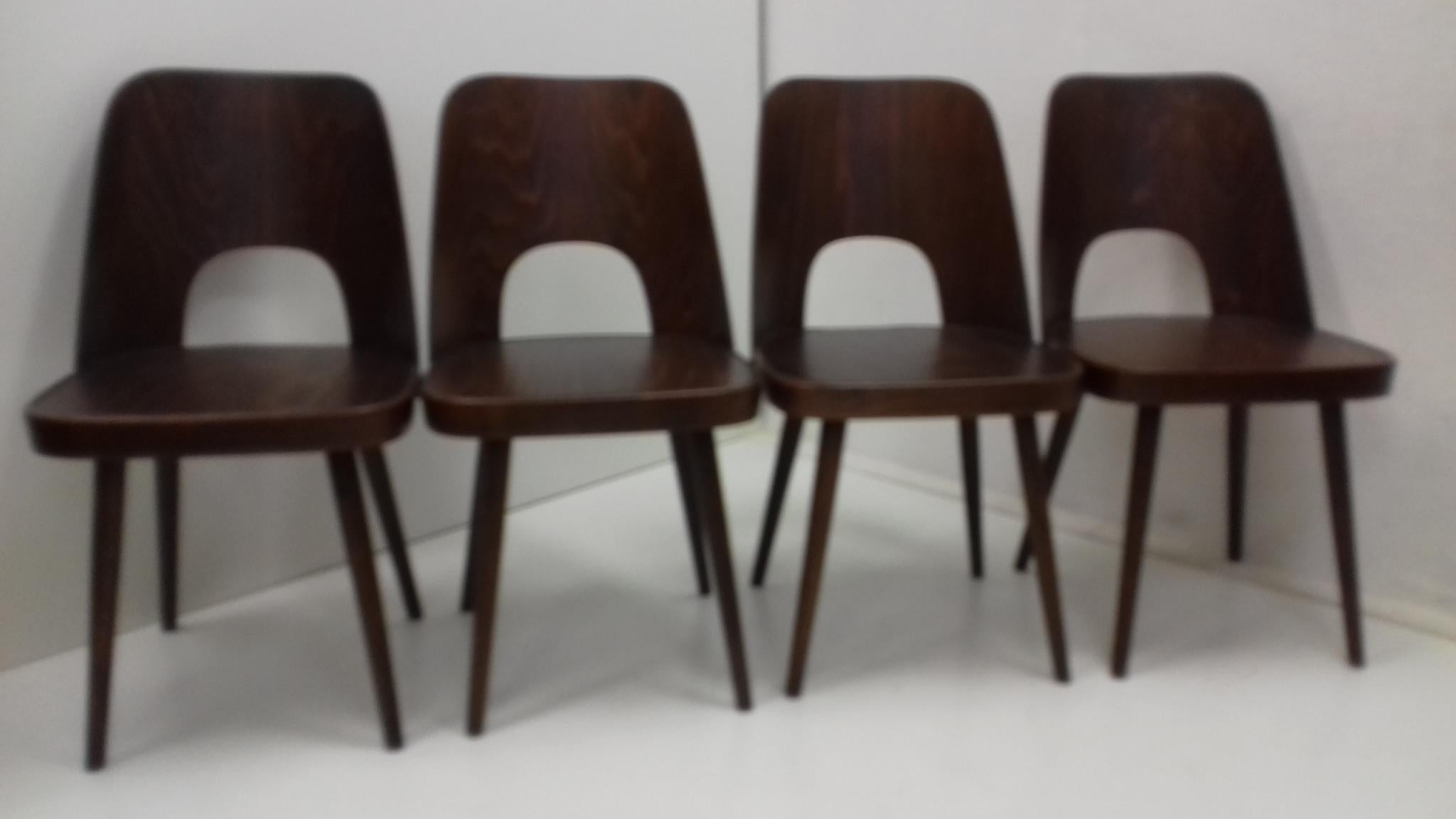 Satz von vier Holzstühlen:: entworfen von Oswald Haerdtl:: 1950er Jahre im Zustand „Gut“ im Angebot in Praha, CZ