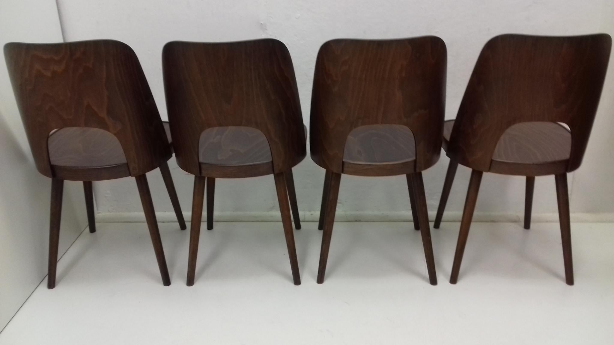 Satz von vier Holzstühlen:: entworfen von Oswald Haerdtl:: 1950er Jahre im Angebot 1