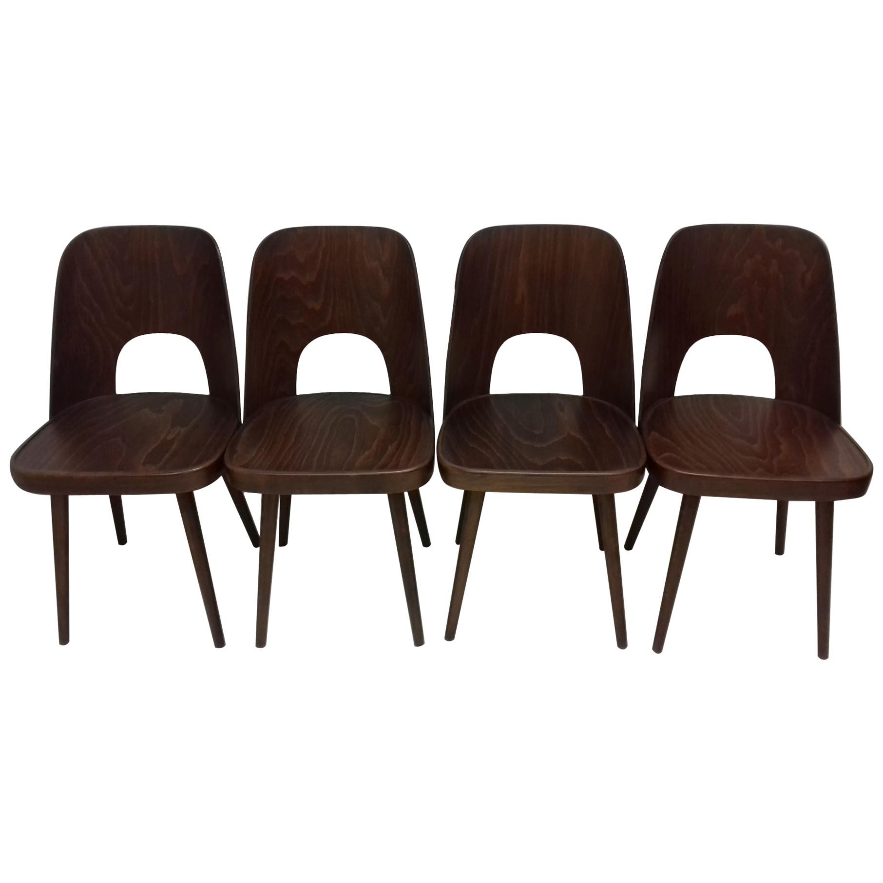 Satz von vier Holzstühlen:: entworfen von Oswald Haerdtl:: 1950er Jahre