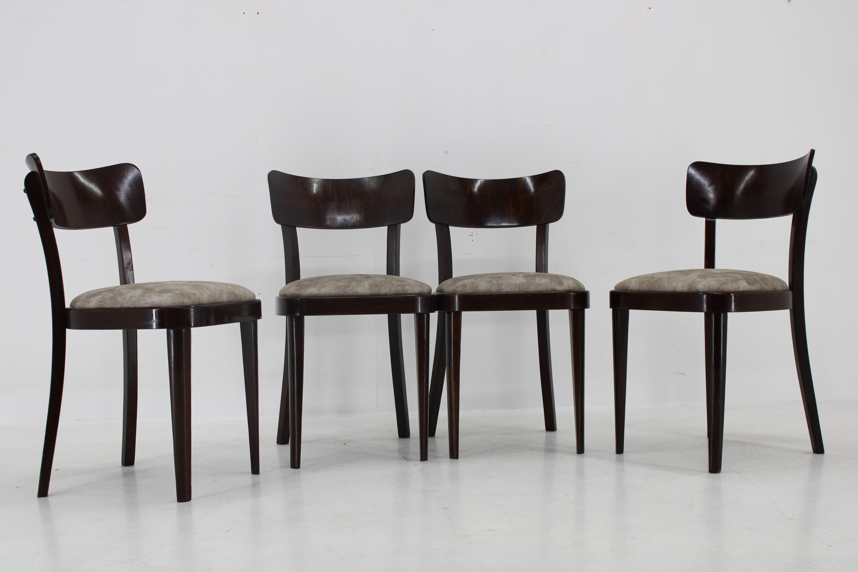 Set di sedie Thonet del 1950, 
Fabrice in legno e tessuto - il tessuto è stato recentemente rivestito
Ripulito, pulito, non presenta grandi segni d'uso - rinnovato.
