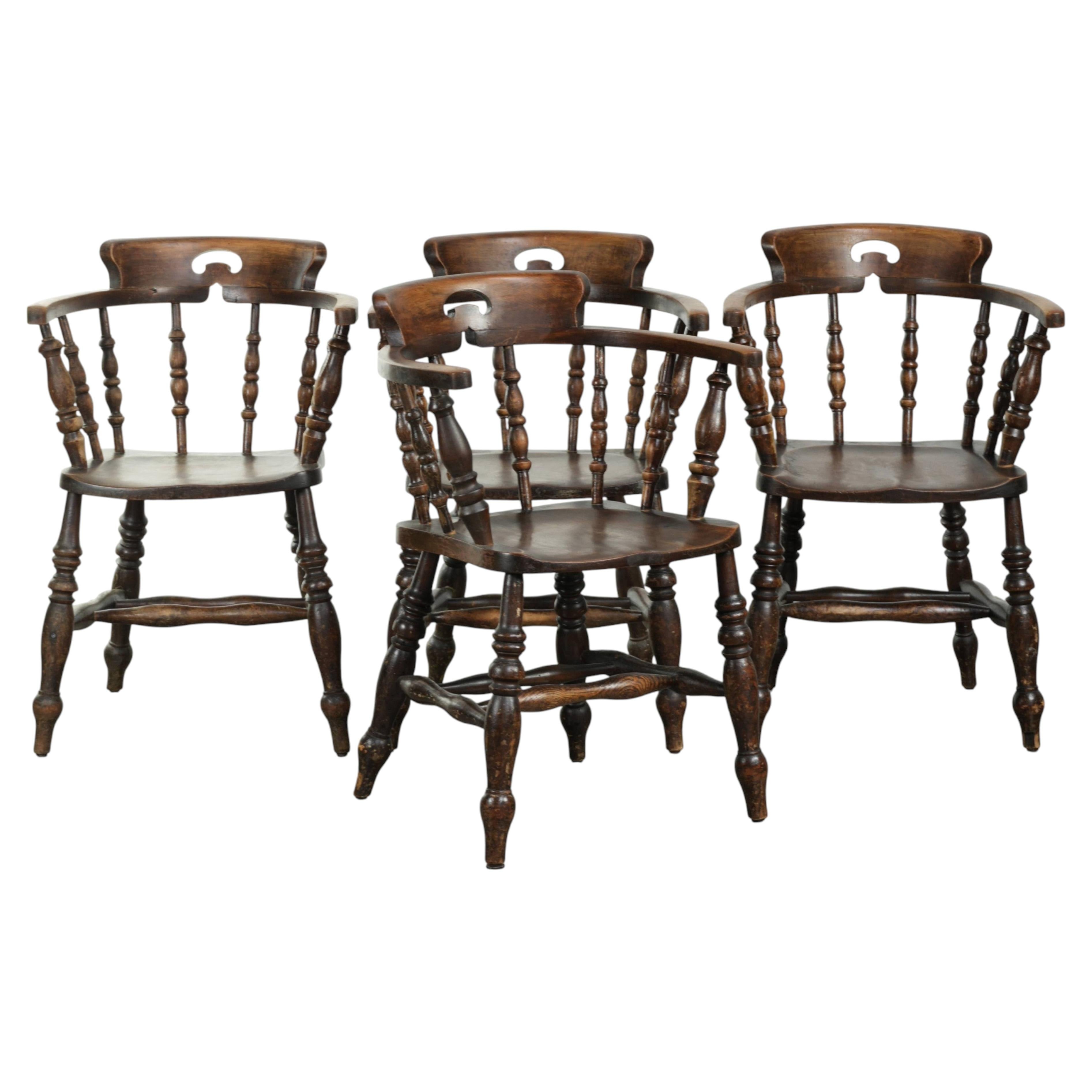 Ensemble de quatre chaises anglaises en bois, du 19e siècle, de style pub/capitaine