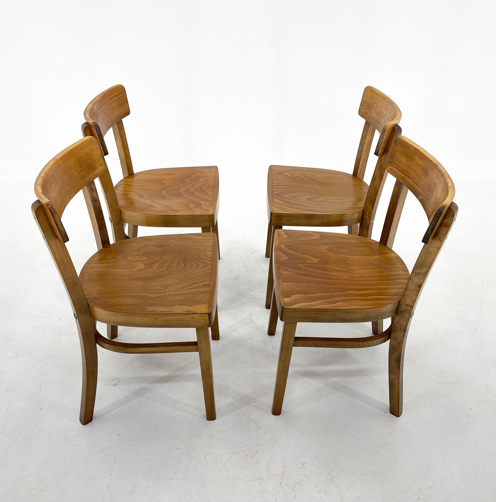 Satz von vier Esszimmerstühlen aus Holz, hergestellt in der ehemaligen Tschechoslowakei in den 1960er Jahren von der berühmten Firma TON.