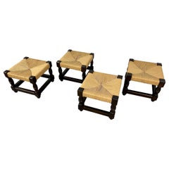 Set aus vier gewebten Binsenhockern