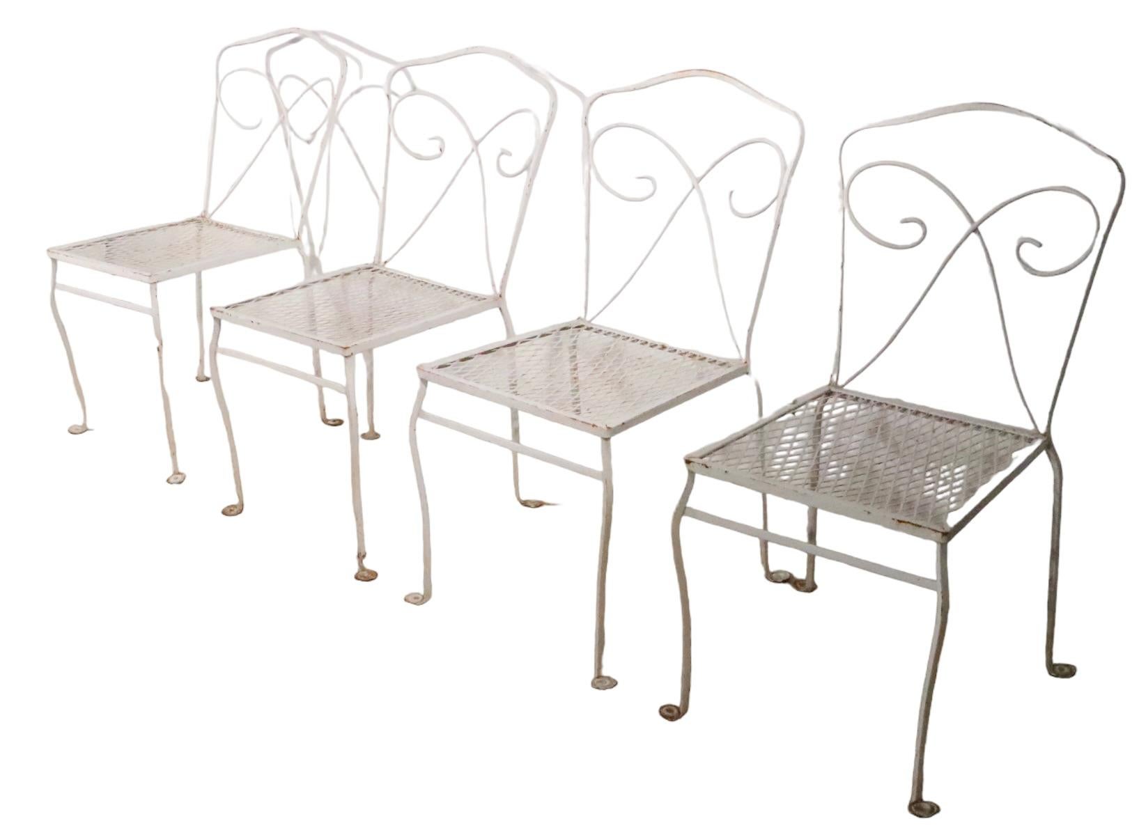 Juego de cuatro sillas de jardín de hierro forjado posiblemente de Woodard c 1950/1970's en venta 4