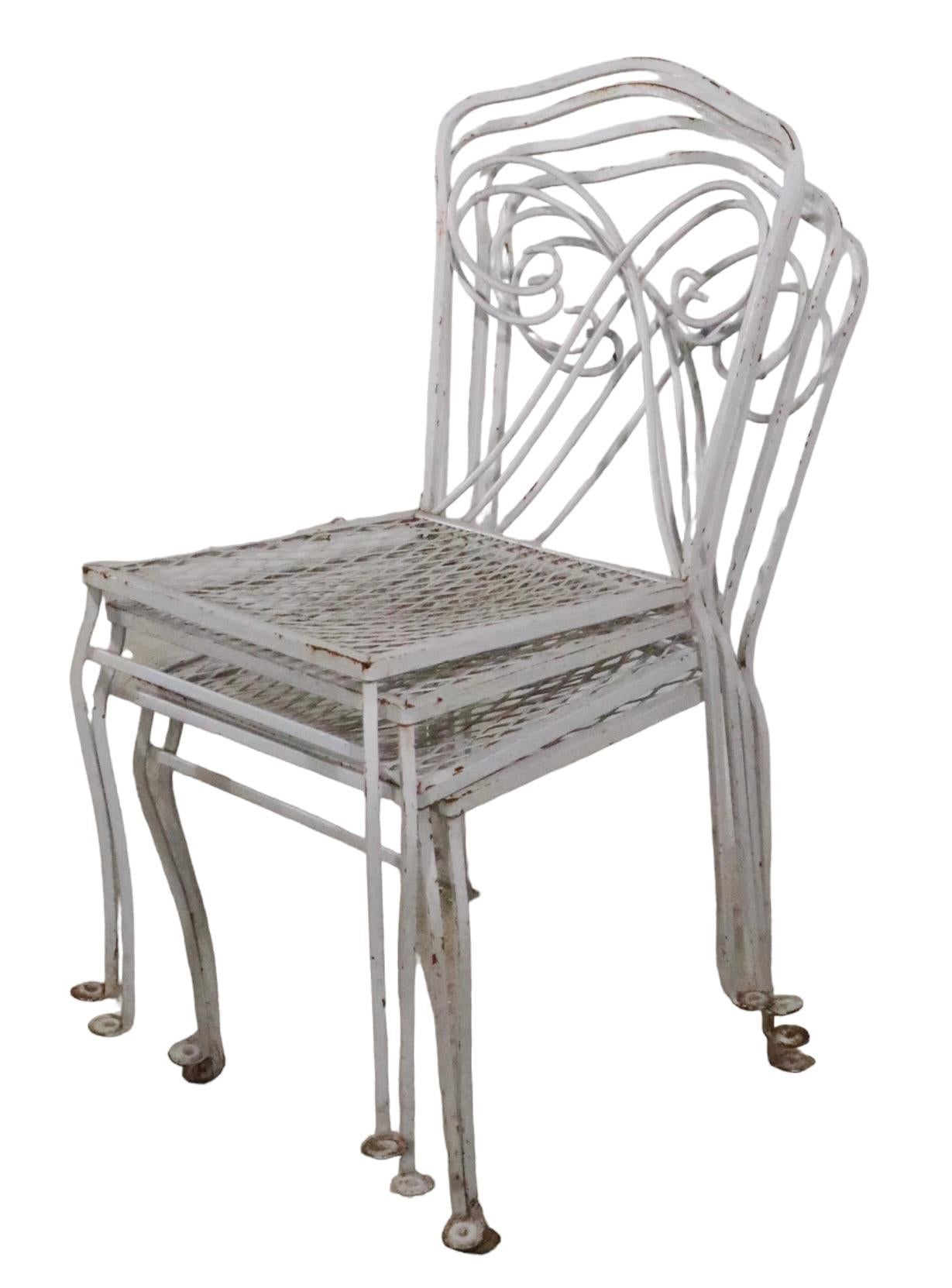 Ensemble de quatre chaises de jardin en fer forgé probablement de Woodard vers les années 1950/1970  en vente 4