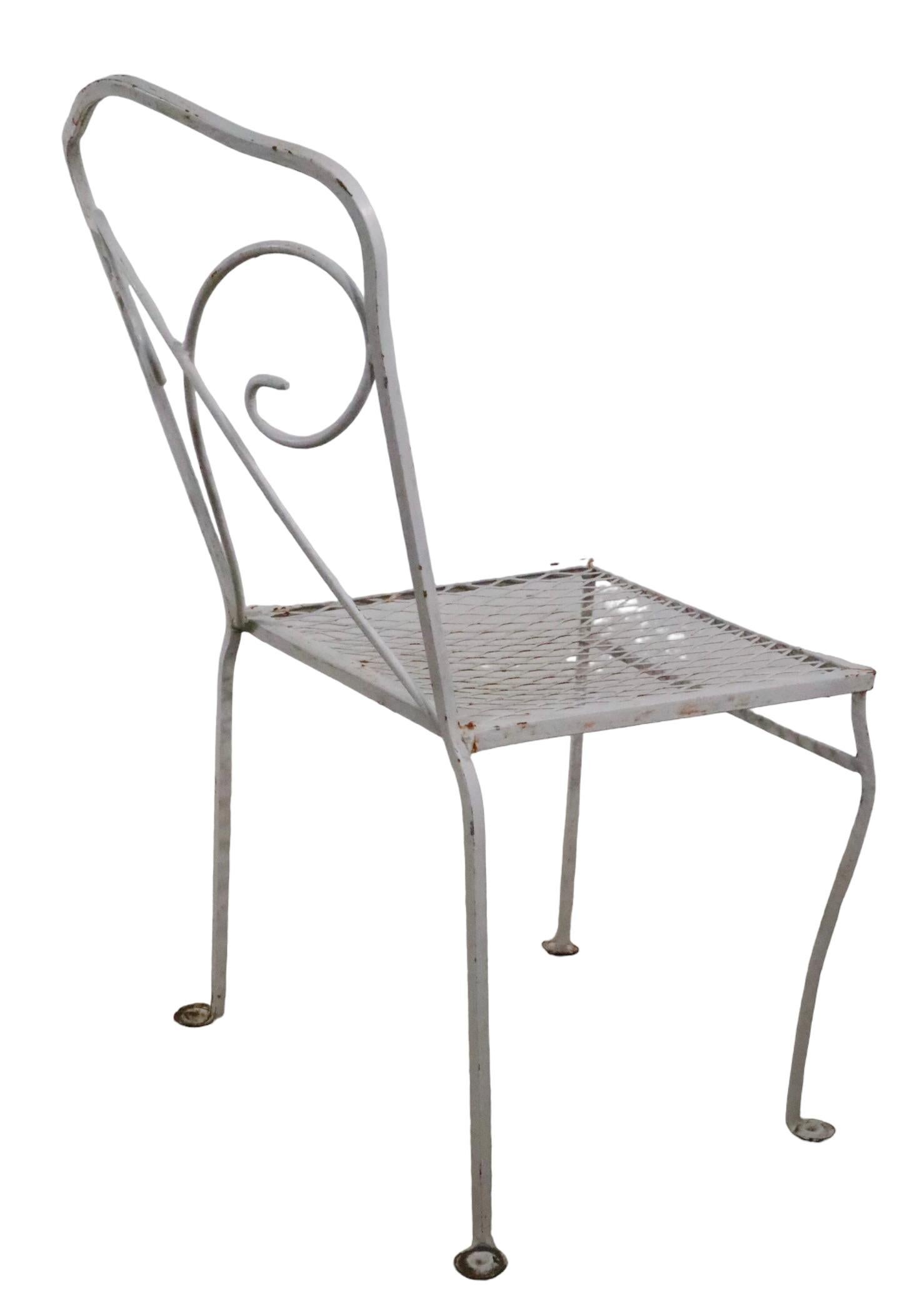 Mid-Century Modern Ensemble de quatre chaises de jardin en fer forgé probablement de Woodard vers les années 1950/1970  en vente
