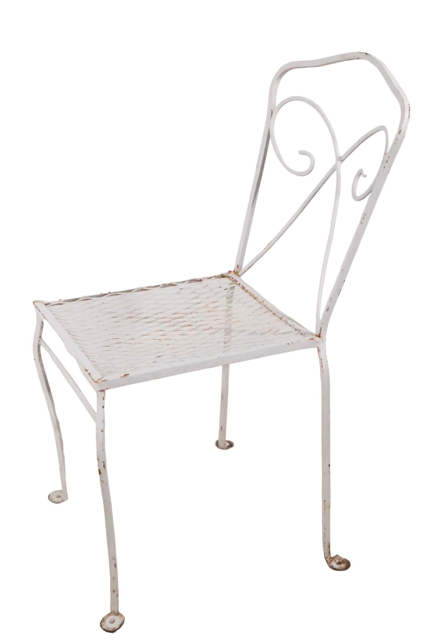 Set of Four Wrought Iron Garden Patio Chairs Possibly by Woodard c 1950/1970s  In Fair Condition For Sale In New York, NY