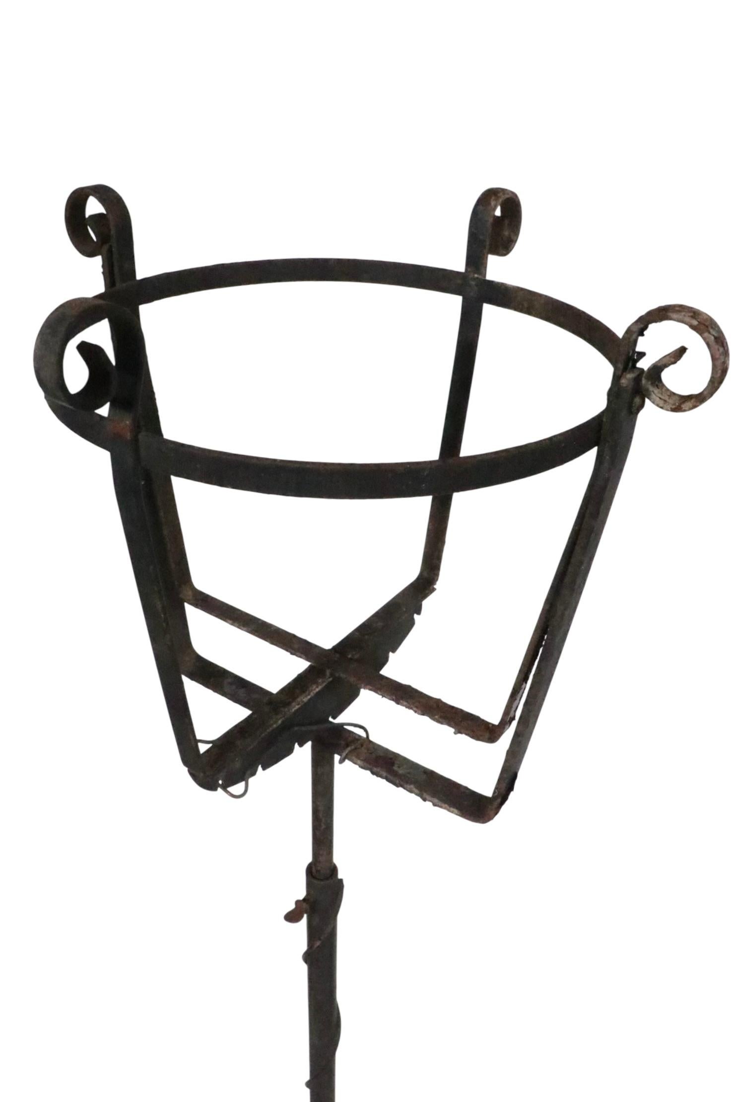 Set di quattro supporti per piante in ferro battuto in vendita 4