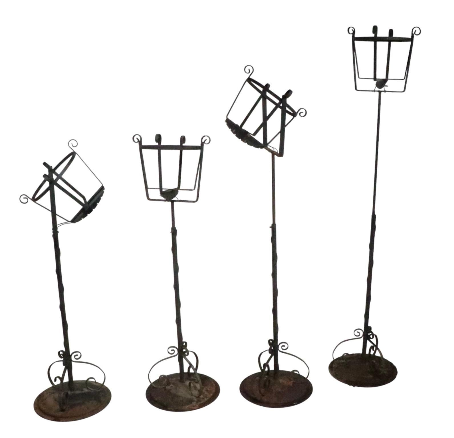 Set di quattro supporti per piante in ferro battuto in vendita 5