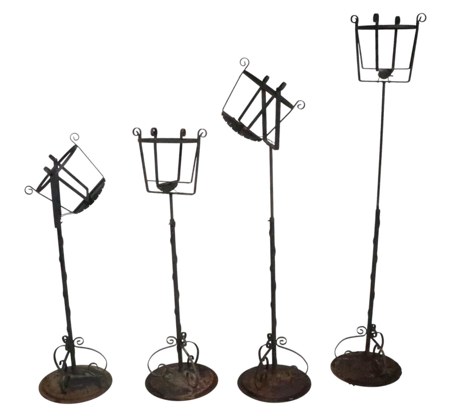 Set di quattro supporti per piante in ferro battuto in vendita 6