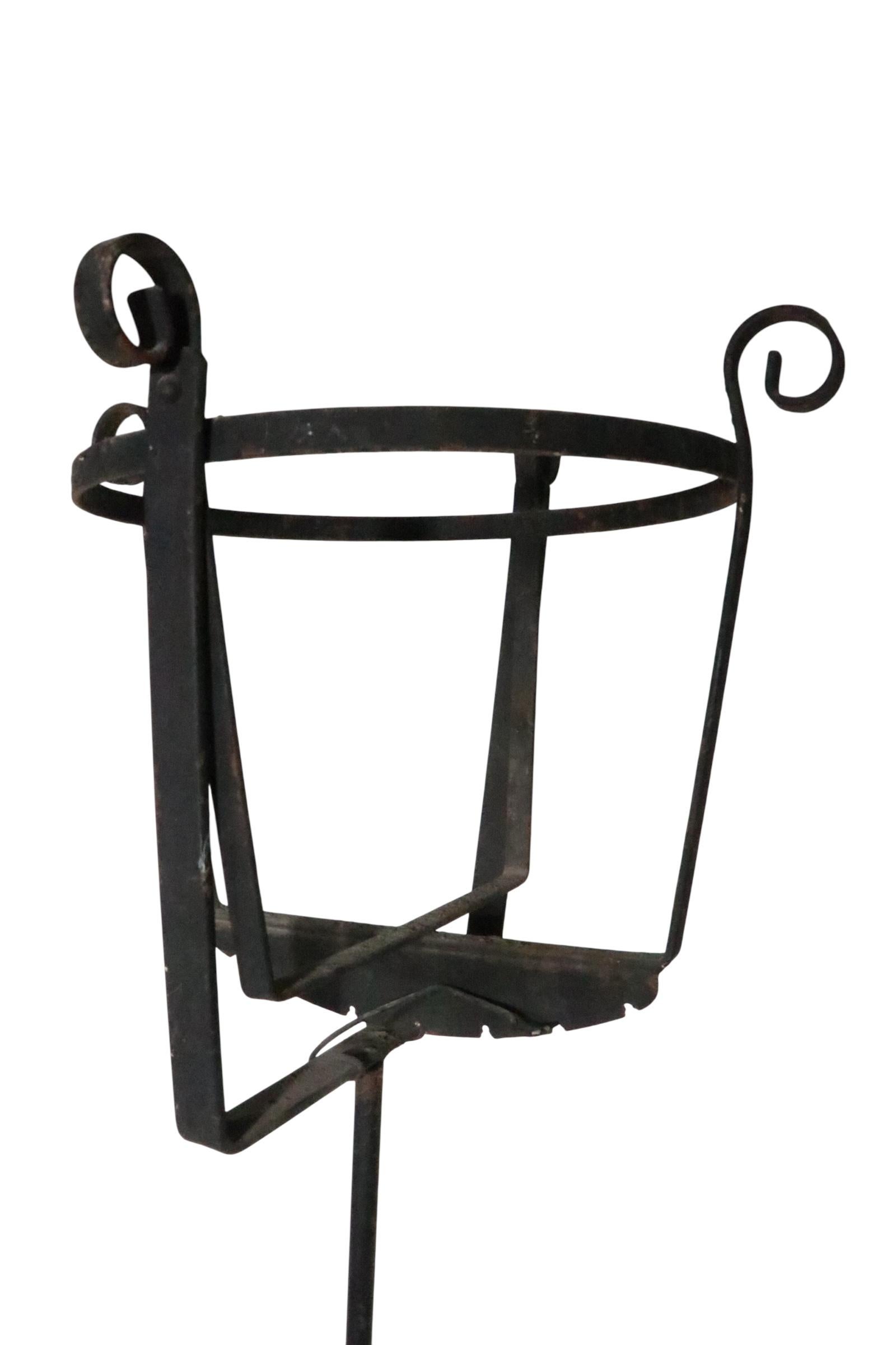 Set di quattro supporti per piante in ferro battuto in vendita 10