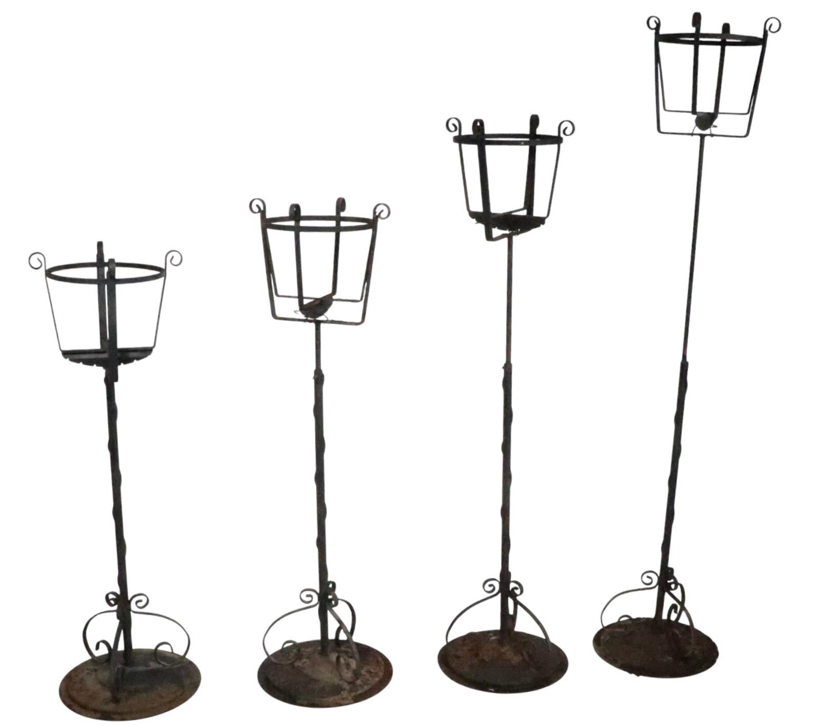 Mid-Century moderno Set di quattro supporti per piante in ferro battuto in vendita