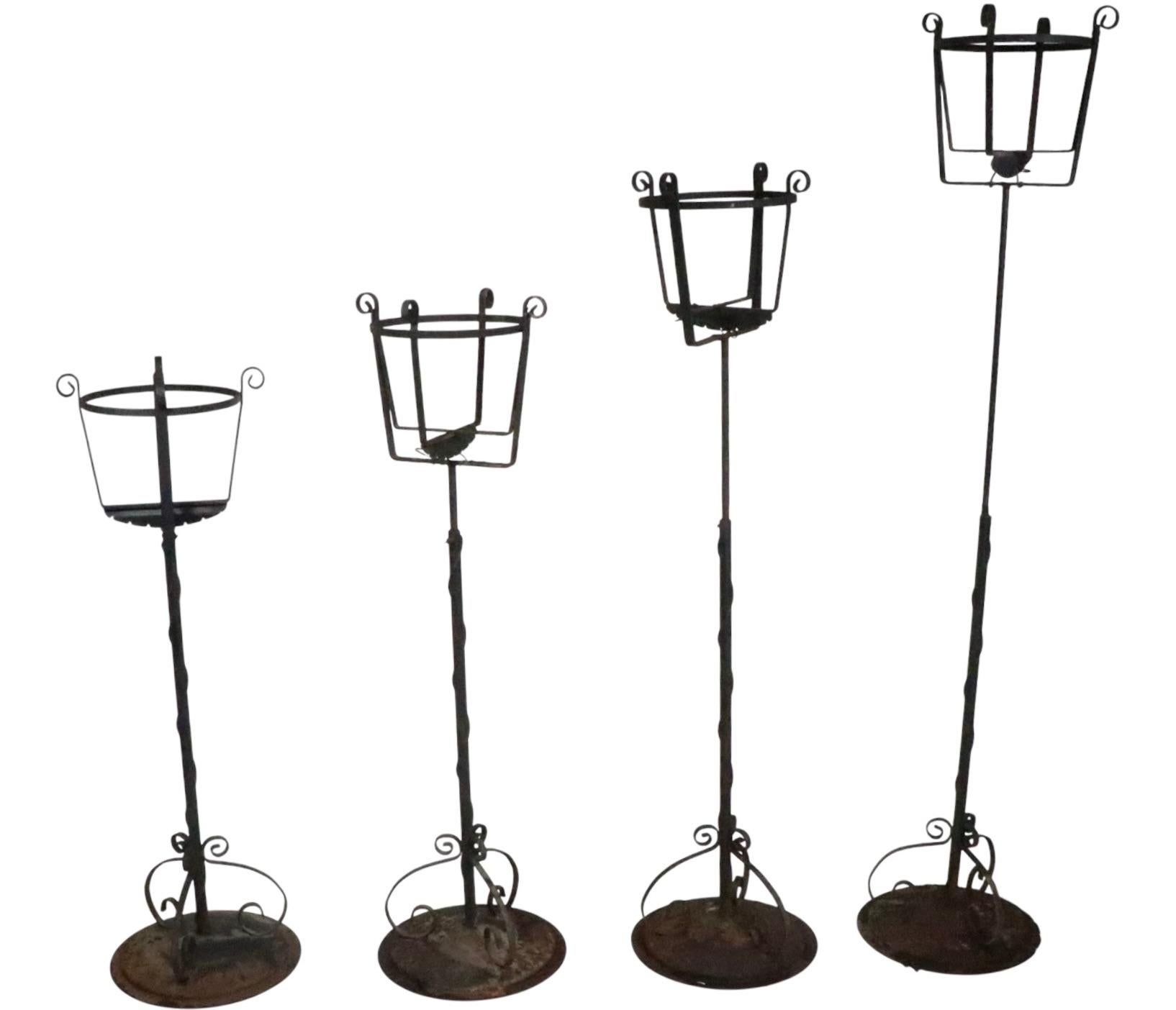 Americano Set di quattro supporti per piante in ferro battuto in vendita