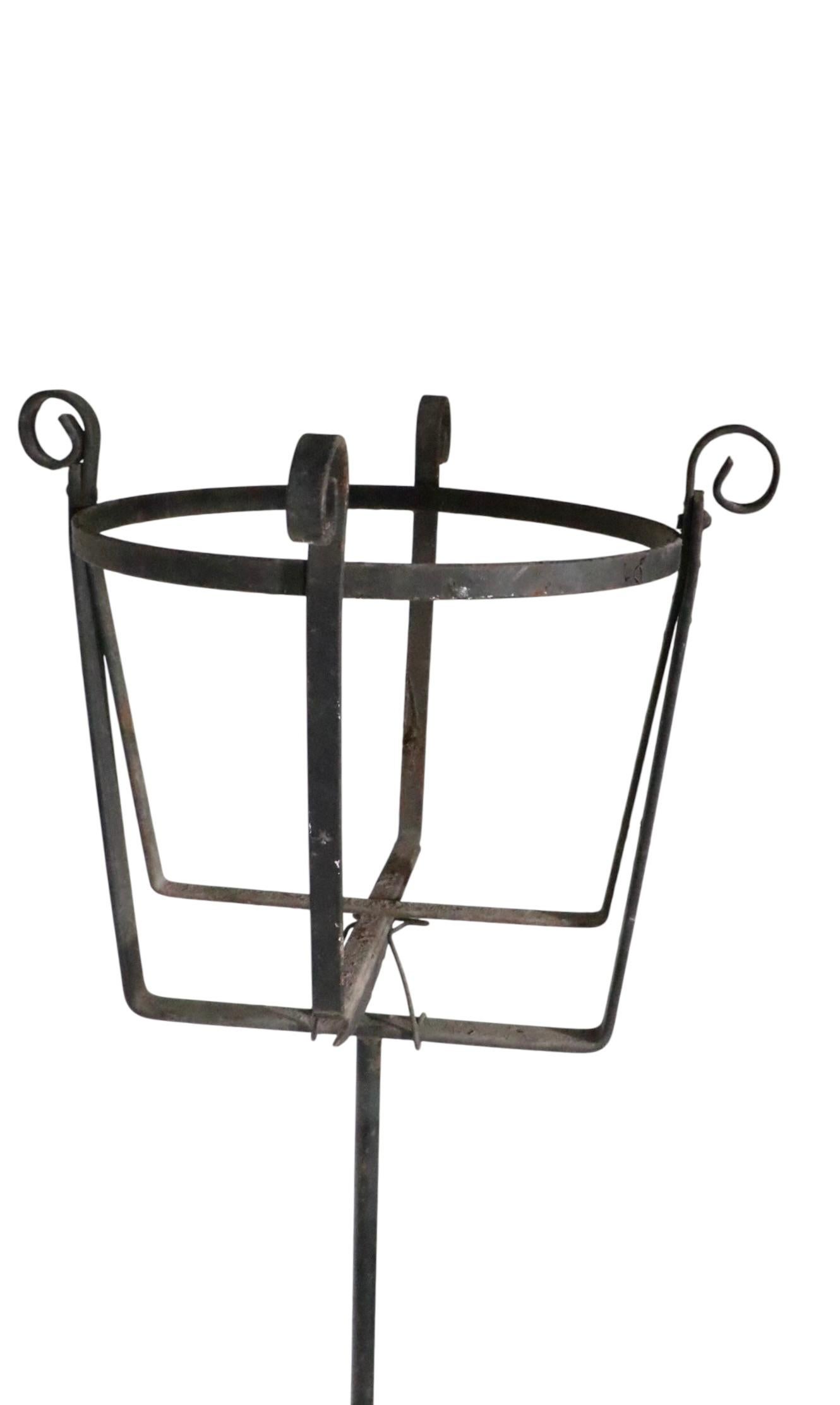 Set di quattro supporti per piante in ferro battuto in vendita 1