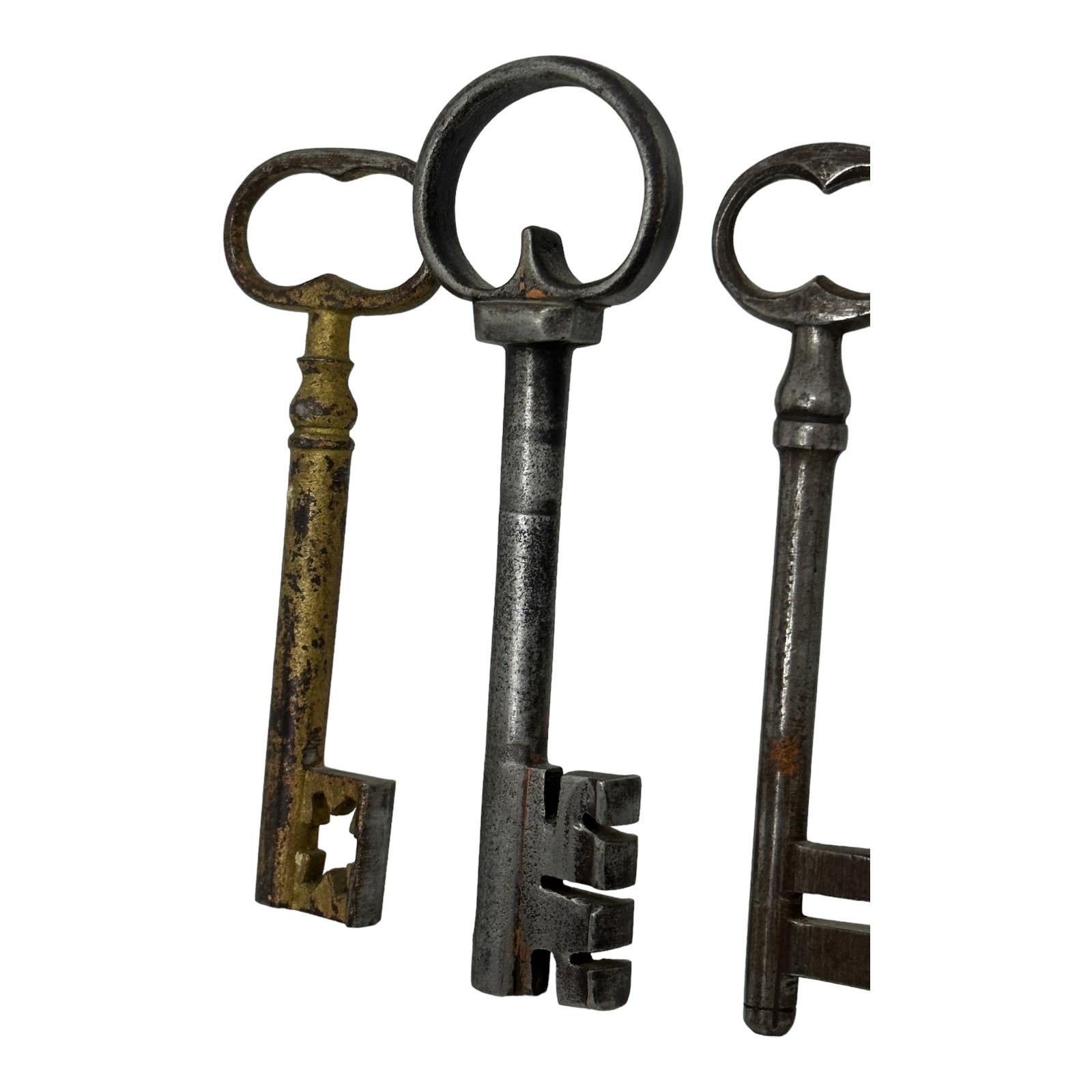 Hand-Crafted Set of four Wrought Iron Skeleton Key Antique German Folk Art, 18th Century For Sale