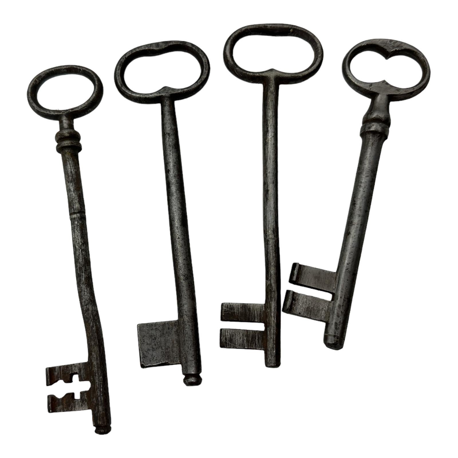 Set of four Wrought Iron Skeleton Key Antique German Folk Art, 18th Century In Good Condition For Sale In Nuernberg, DE