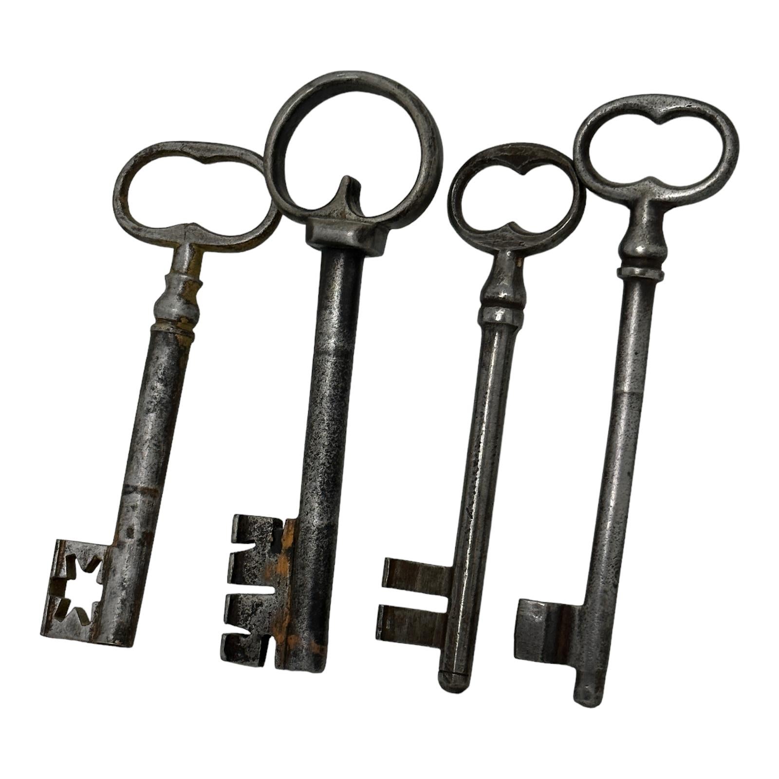 Set of four Wrought Iron Skeleton Key Antique German Folk Art, 18th Century In Good Condition For Sale In Nuernberg, DE
