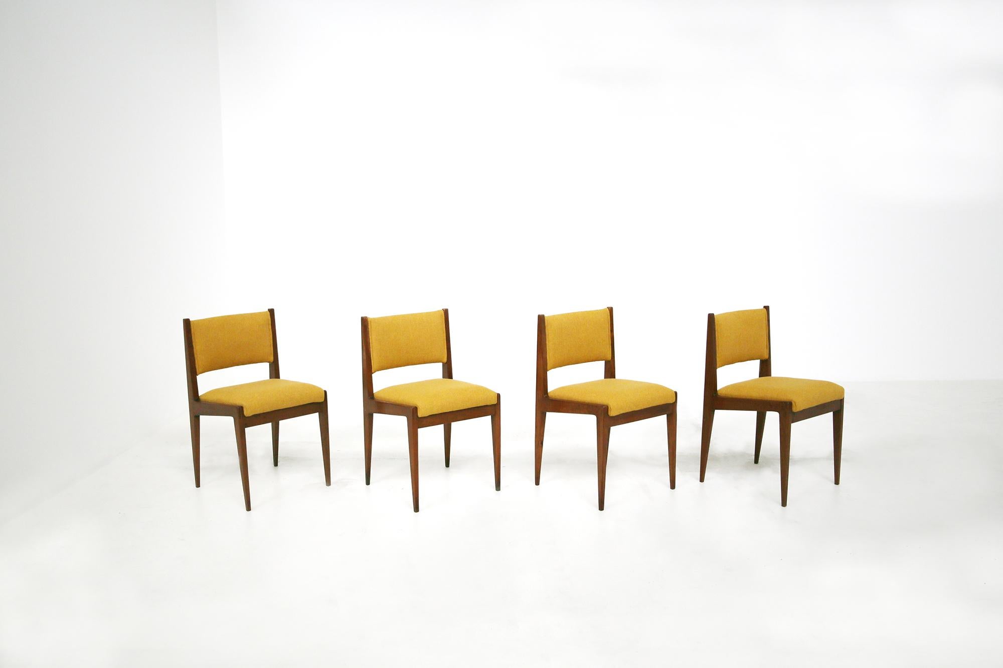 Set aus vier gelben Stühlen von Gianfranco Frattini für Bottega Ghianda, 1960er Jahre (Moderne der Mitte des Jahrhunderts)