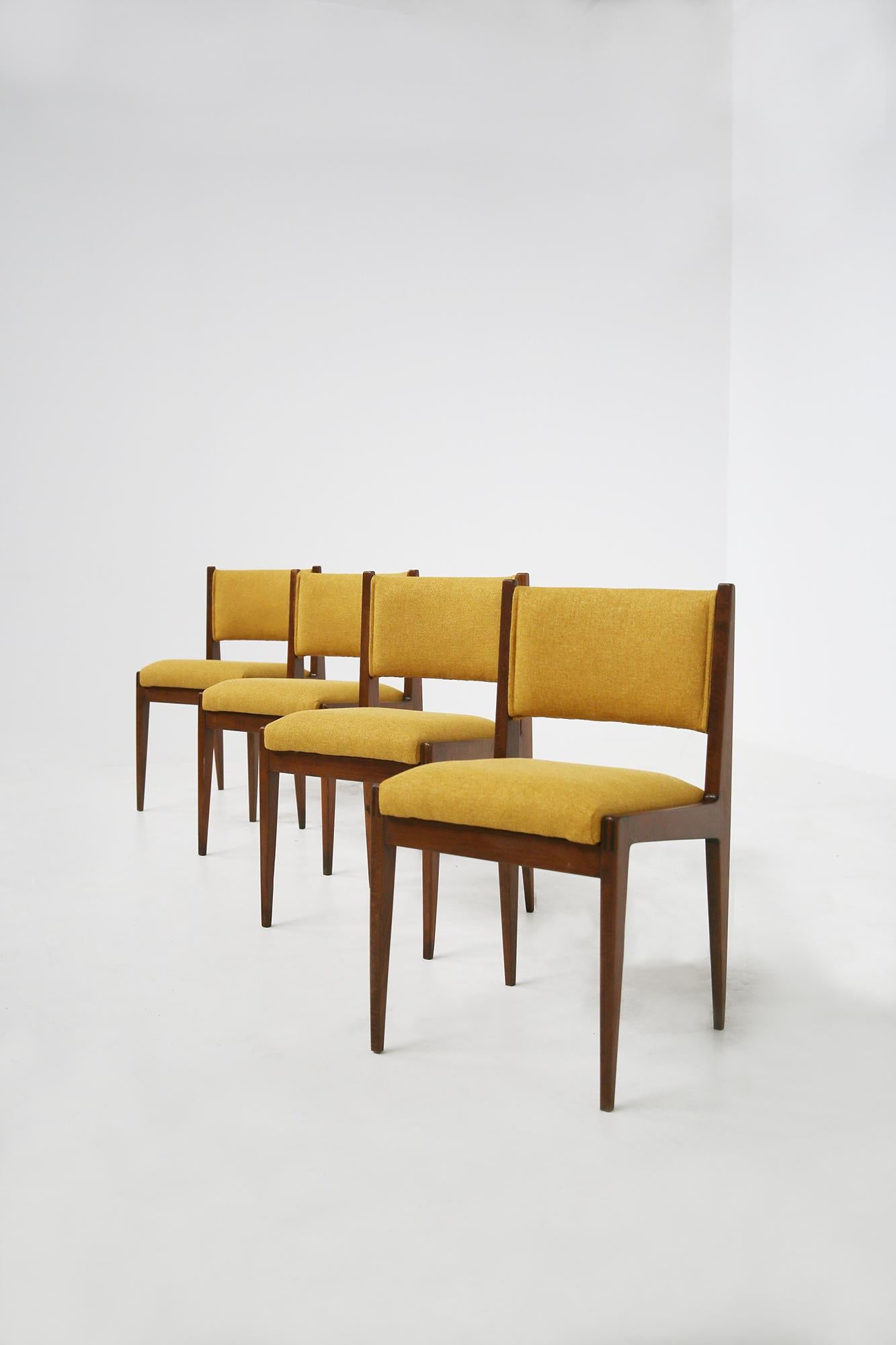 Set aus vier gelben Stühlen von Gianfranco Frattini für Bottega Ghianda, 1960er Jahre (Mitte des 20. Jahrhunderts)