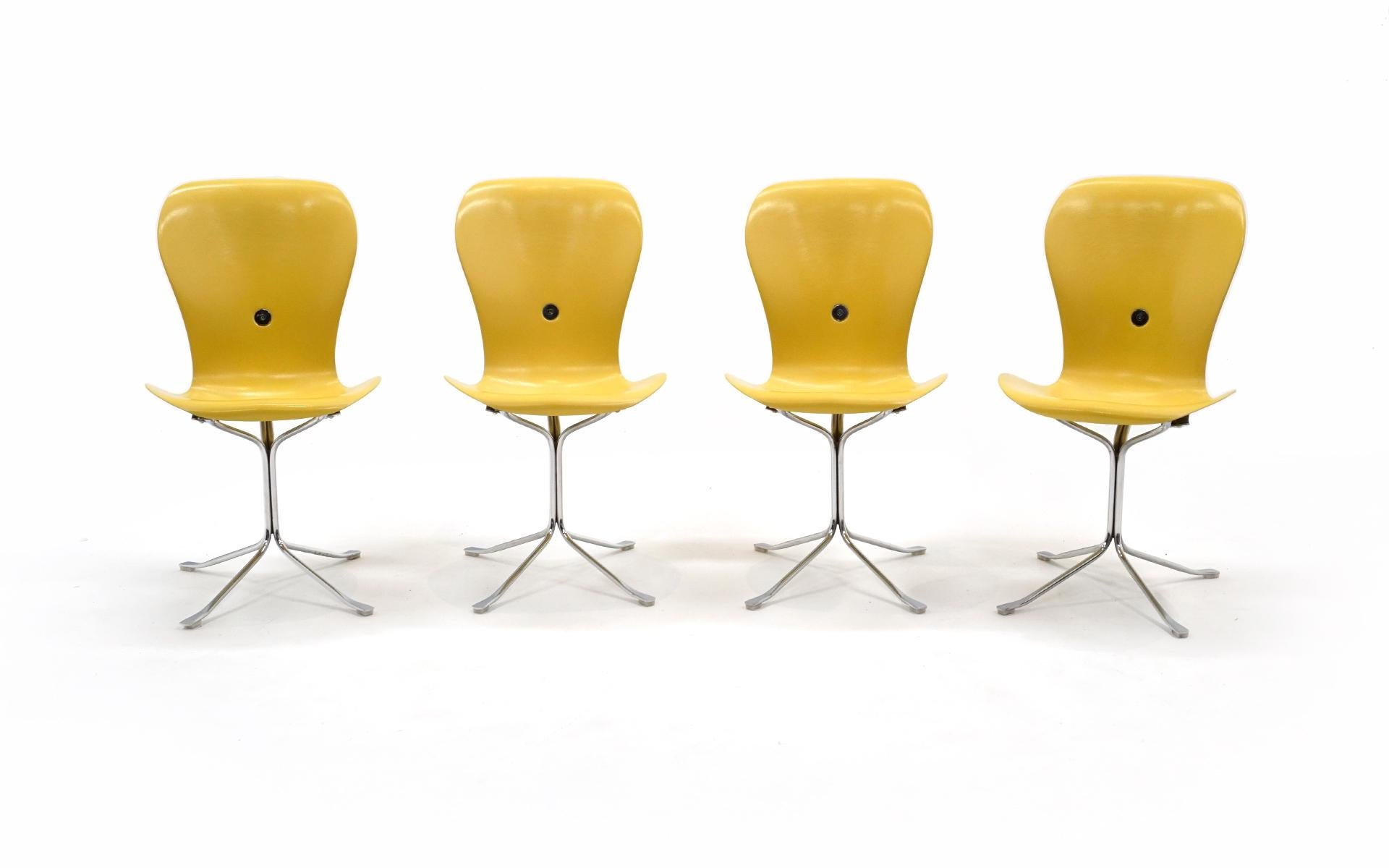 Außergewöhnlicher Satz von vier völlig originellen Ion-Stühlen, die von Gideon Kramer für die Aussichtsplattform der Seattle Space Needle entworfen wurden. Die ursprüngliche gelbe Lackierung ist in sehr gutem Zustand, ohne Chips, Risse oder