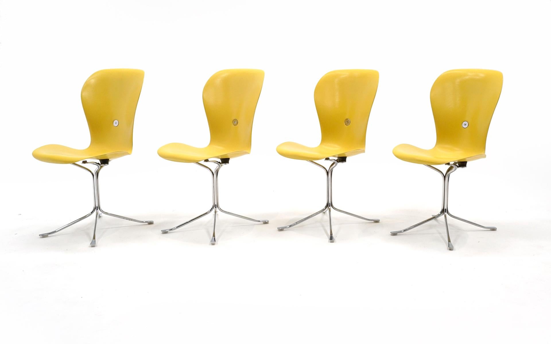 Set aus vier gelben Ion-Esszimmerstühlen von Gideon Kramer für den Space Needle (Moderne der Mitte des Jahrhunderts) im Angebot