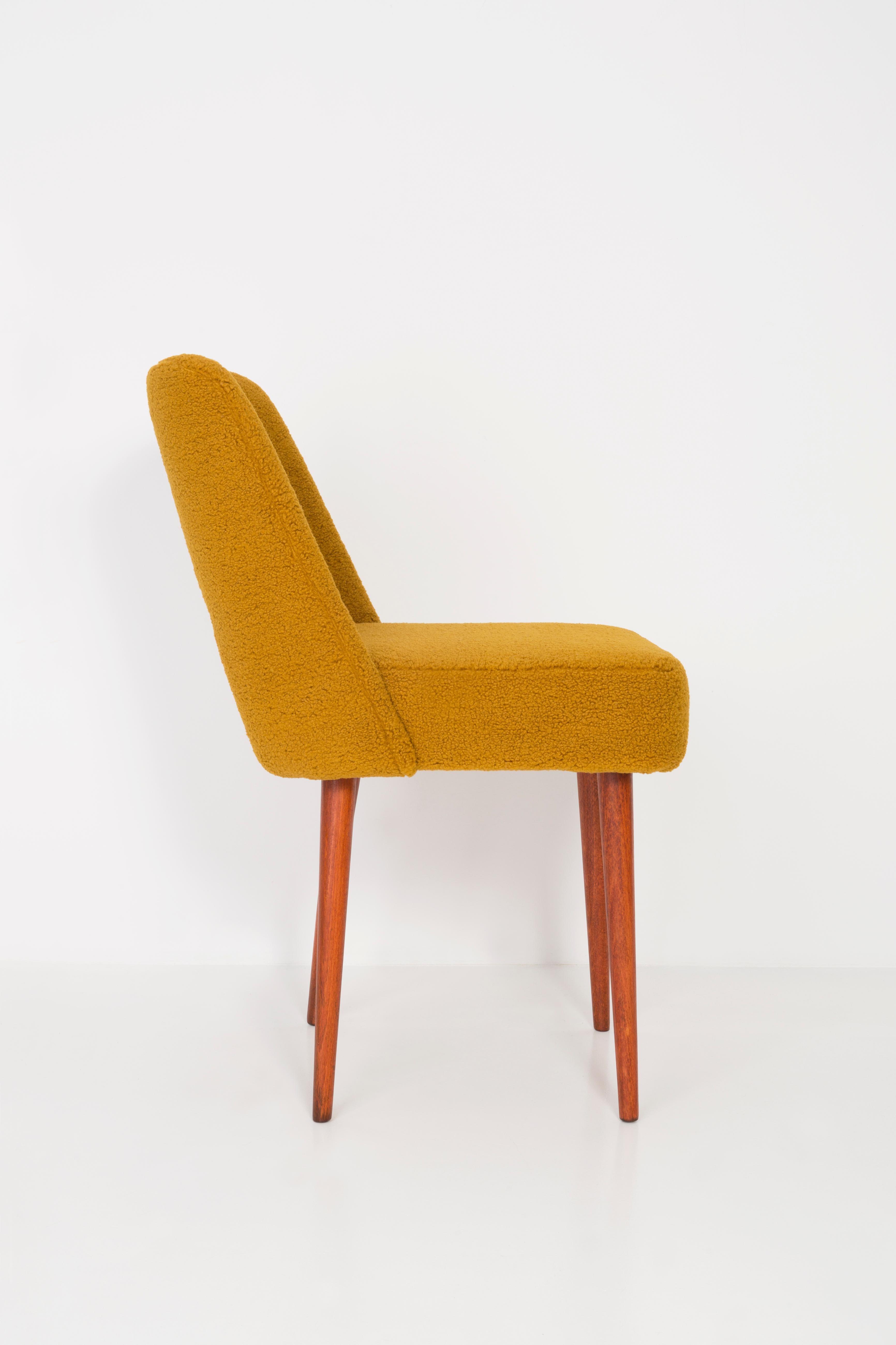 Satz von vier gelben Ochre-Bouclé-Sesseln „Shell“, 1960er Jahre (Polnisch) im Angebot