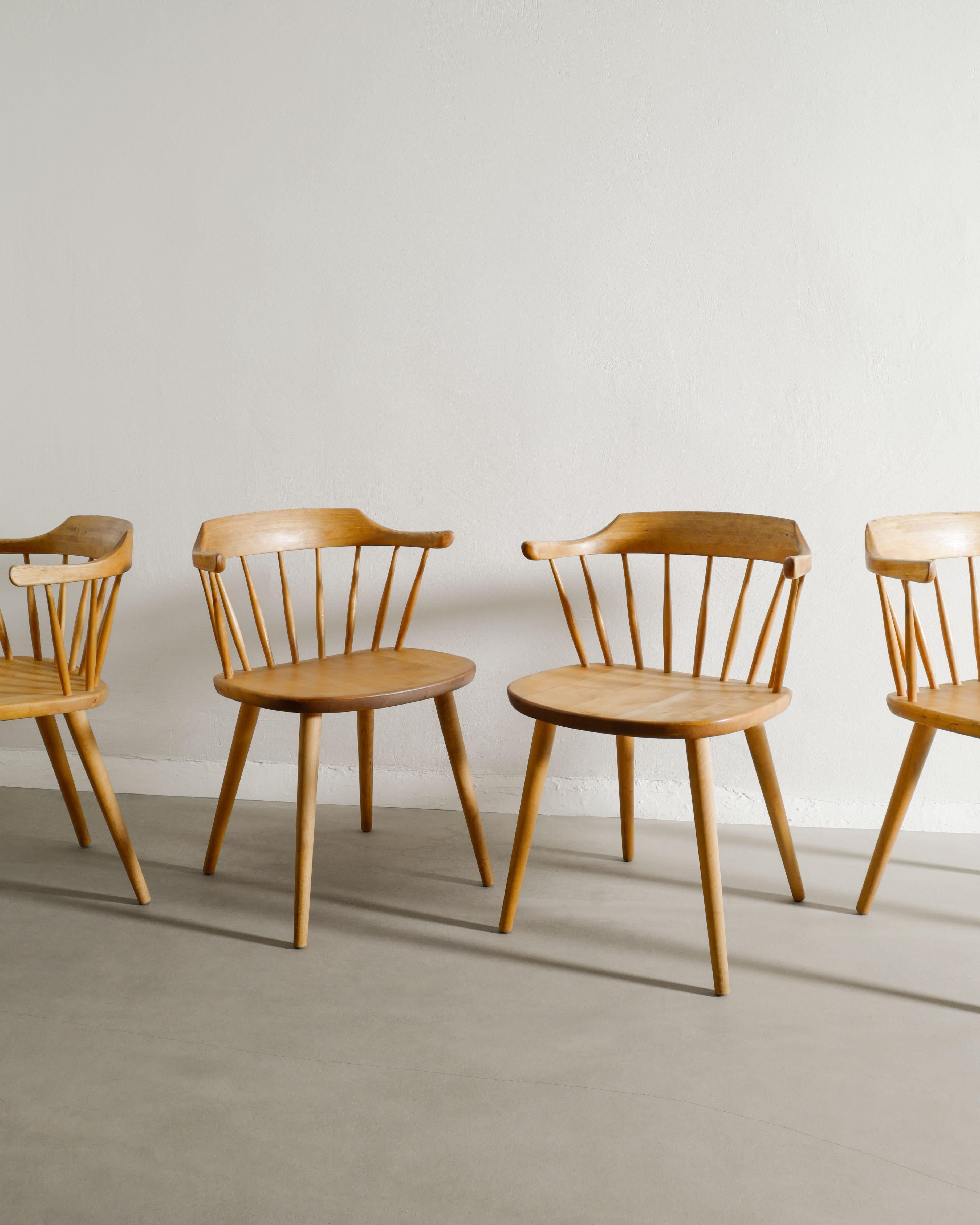 Scandinave moderne Ensemble de quatre chaises de salle à manger en bois de bouleau Yngve Ekström Fabriqué en Suède Années 1950 en vente
