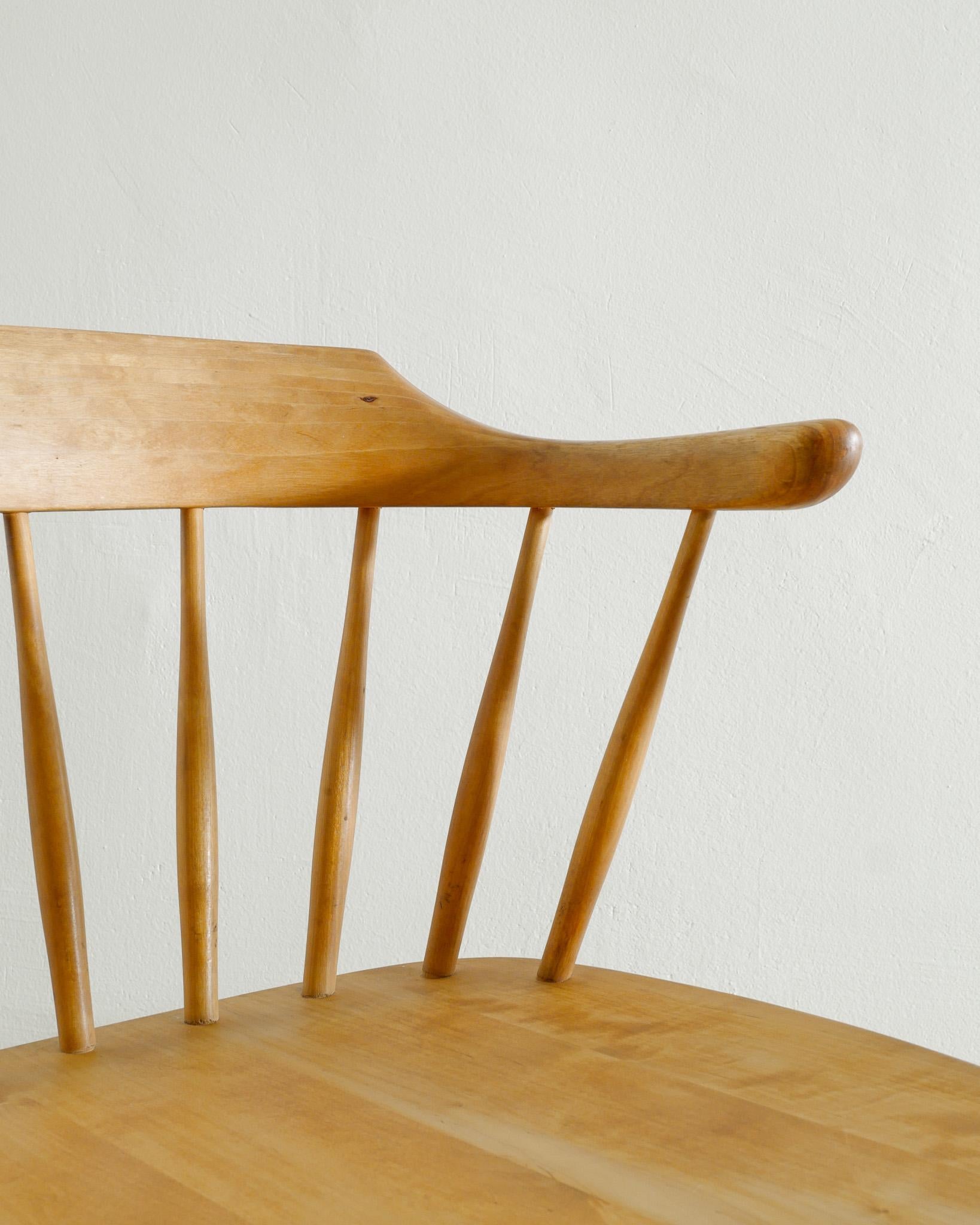 Milieu du XXe siècle Ensemble de quatre chaises de salle à manger en bois de bouleau Yngve Ekström Fabriqué en Suède Années 1950 en vente