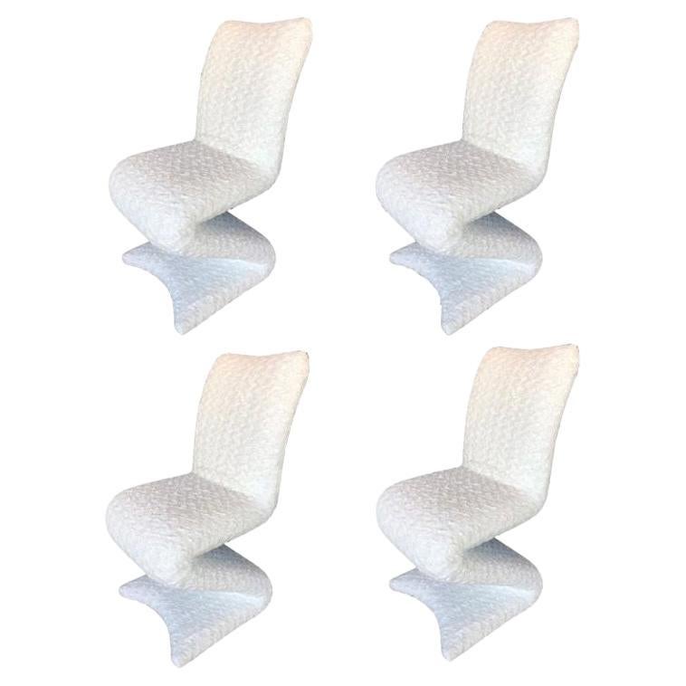 Ensemble de quatre chaises en forme de Z