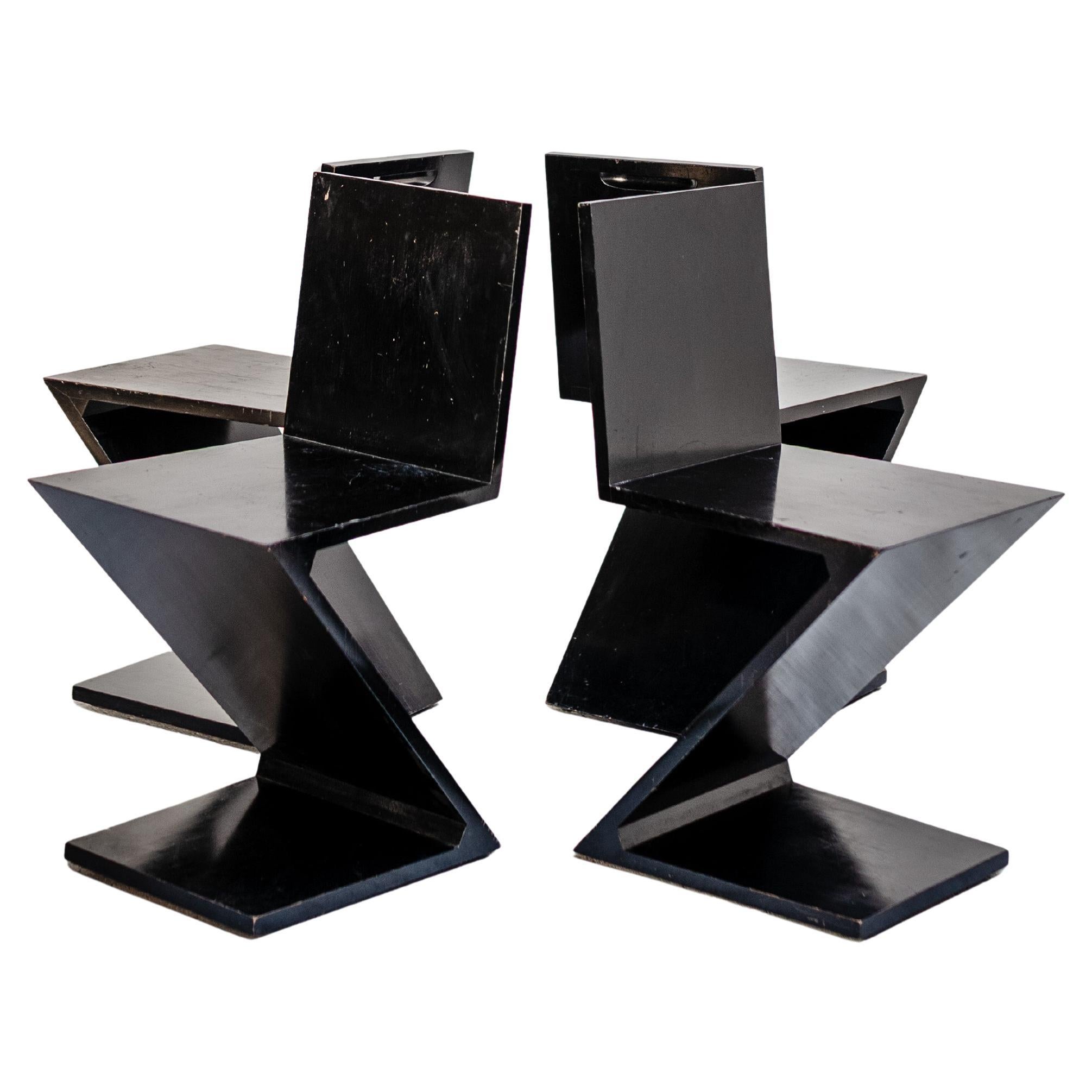 Satz von vier "Zig-Zag" Stühlen von Gerrit Thomas Rietveld, Italien, 1980er Jahre im Angebot