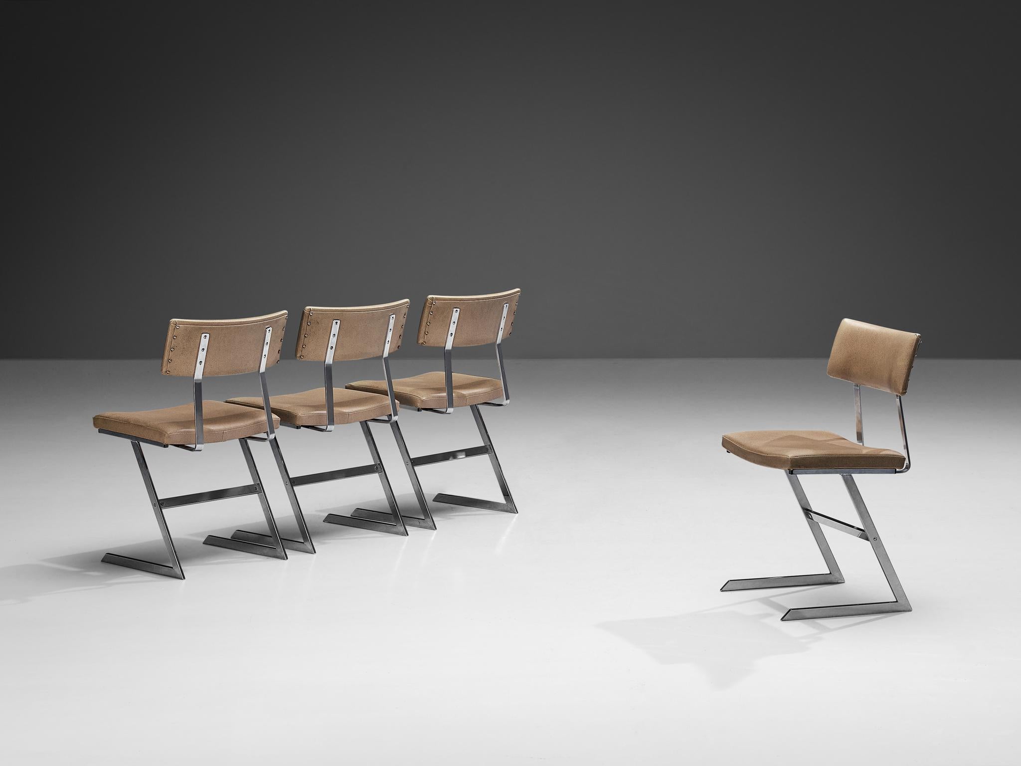 Satz von vier Esszimmerstühlen, verchromter Stahl, Kunstleder, Europa, 1960er Jahre. 

Dieses Design zeichnet sich durch eine offene Konstruktion aus, die durch den Z-förmigen Rahmen ermöglicht wird. Die Rückenlehne und die Sitzfläche sind aus