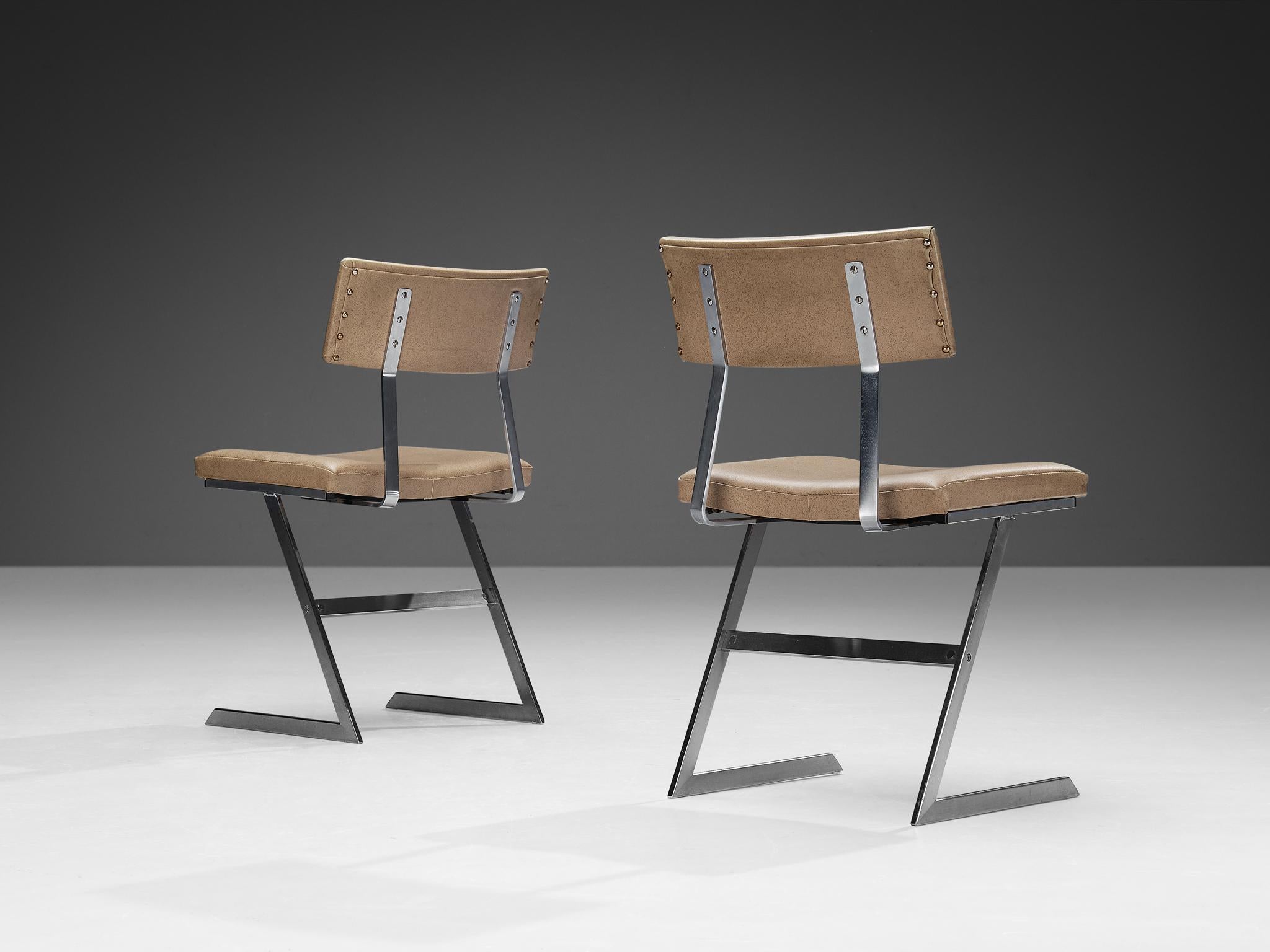 Set aus vier 'Zig Zag'-Stühlen aus Stahl und Kunstleder in Taupe  (Moderne der Mitte des Jahrhunderts) im Angebot