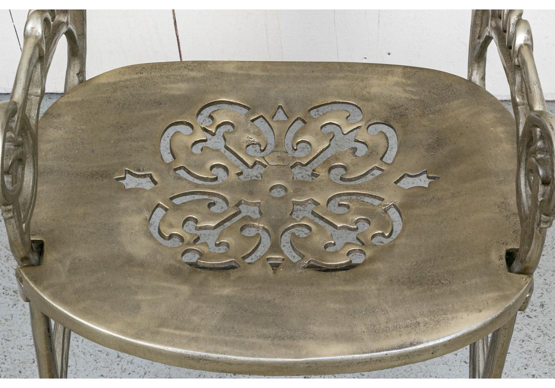 Ensemble de quatre fauteuils de jardin en finition zinc en vente 4