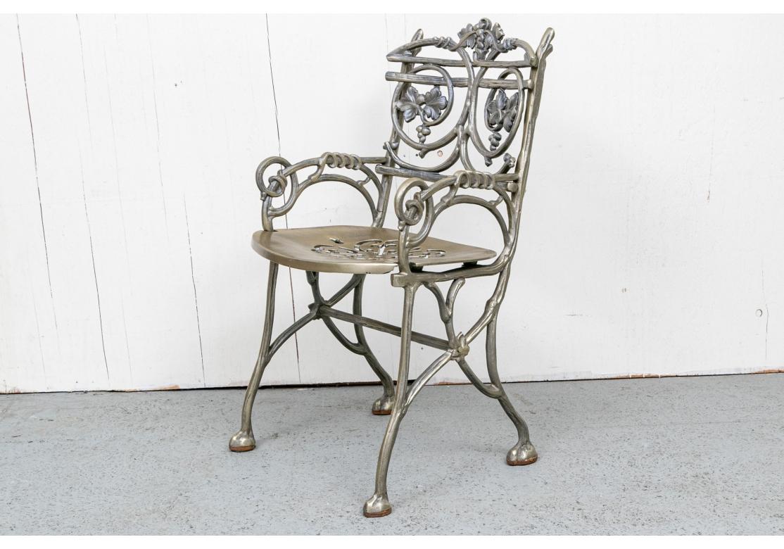 Ensemble de quatre fauteuils de jardin en finition zinc en vente 5