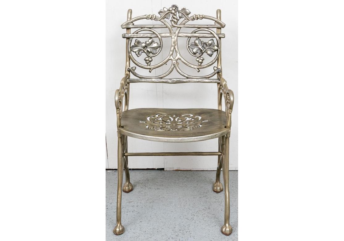 Ensemble de quatre fauteuils de jardin en finition zinc en vente 8