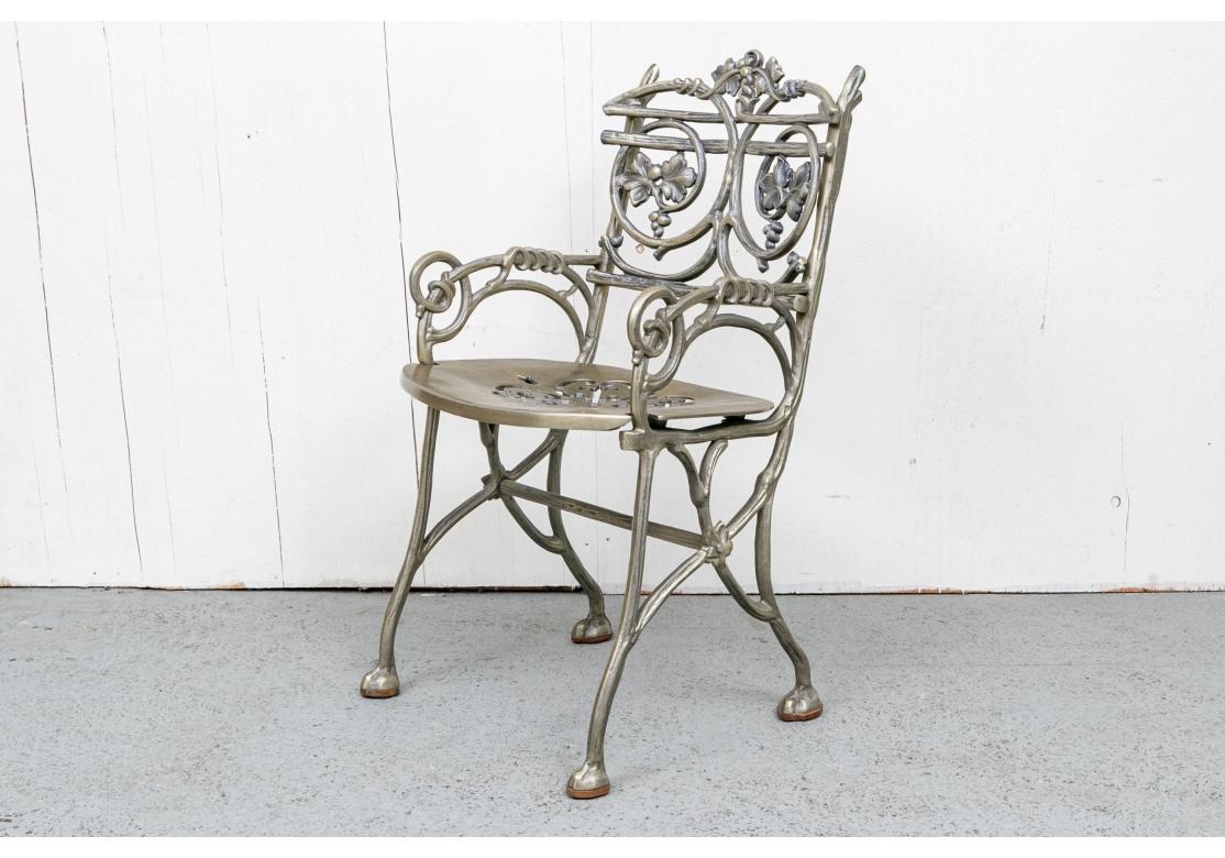 Ensemble de quatre fauteuils de jardin en finition zinc en vente 9