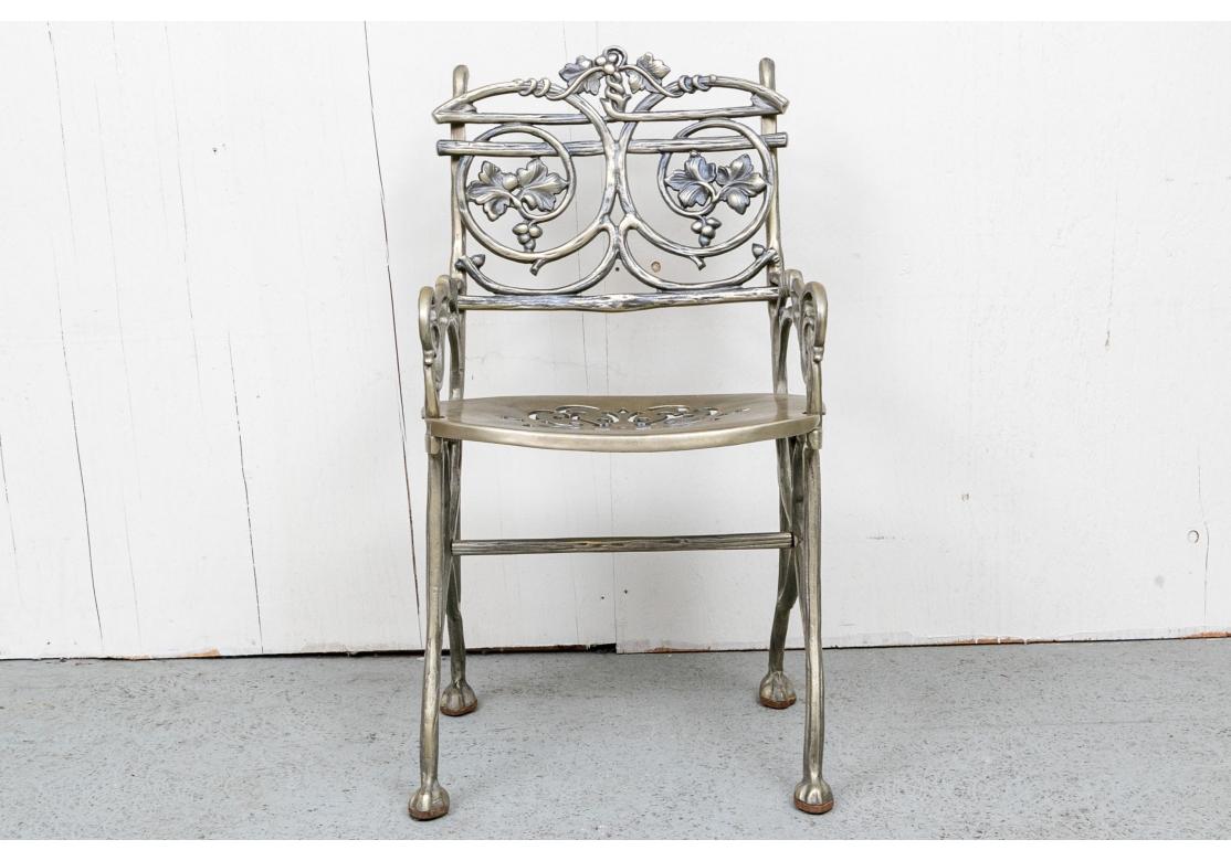 Ensemble de quatre fauteuils de jardin en finition zinc en vente 12