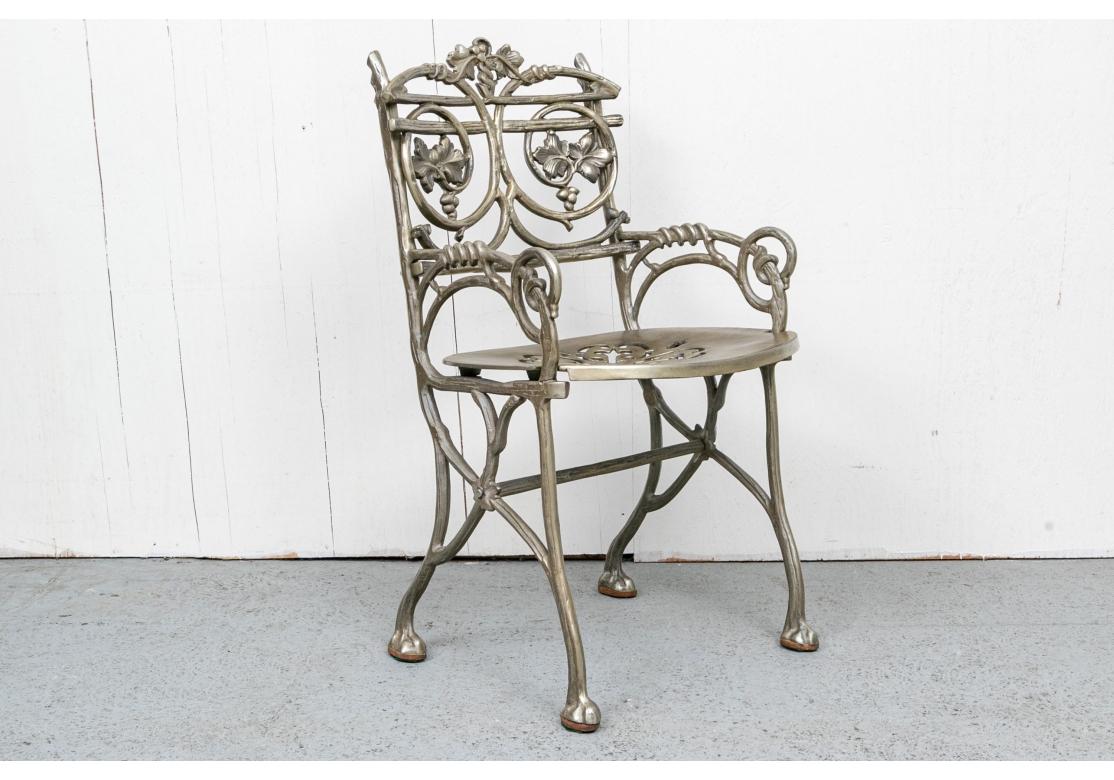 Art nouveau Ensemble de quatre fauteuils de jardin en finition zinc en vente