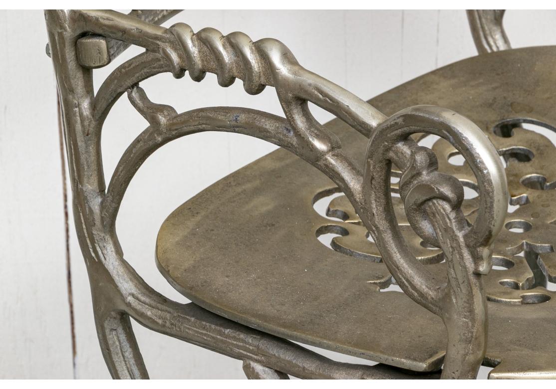 20ième siècle Ensemble de quatre fauteuils de jardin en finition zinc en vente