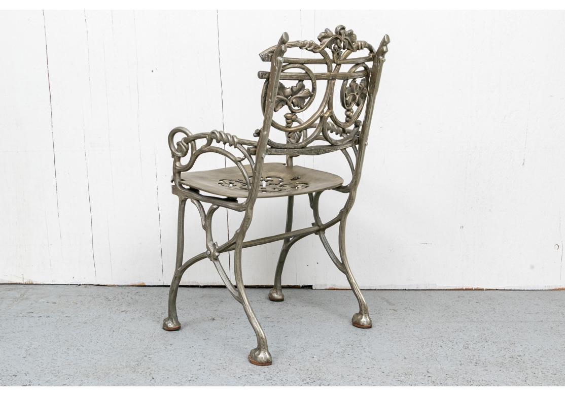 Aluminium Ensemble de quatre fauteuils de jardin en finition zinc en vente