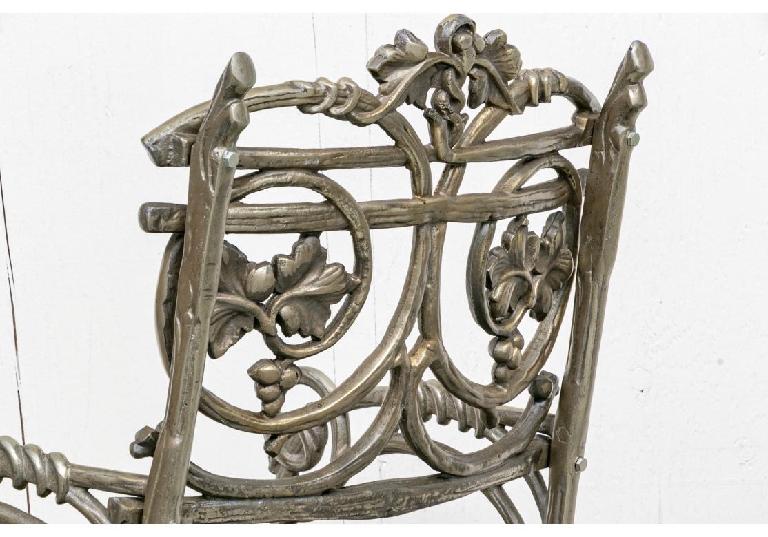 Ensemble de quatre fauteuils de jardin en finition zinc en vente 1