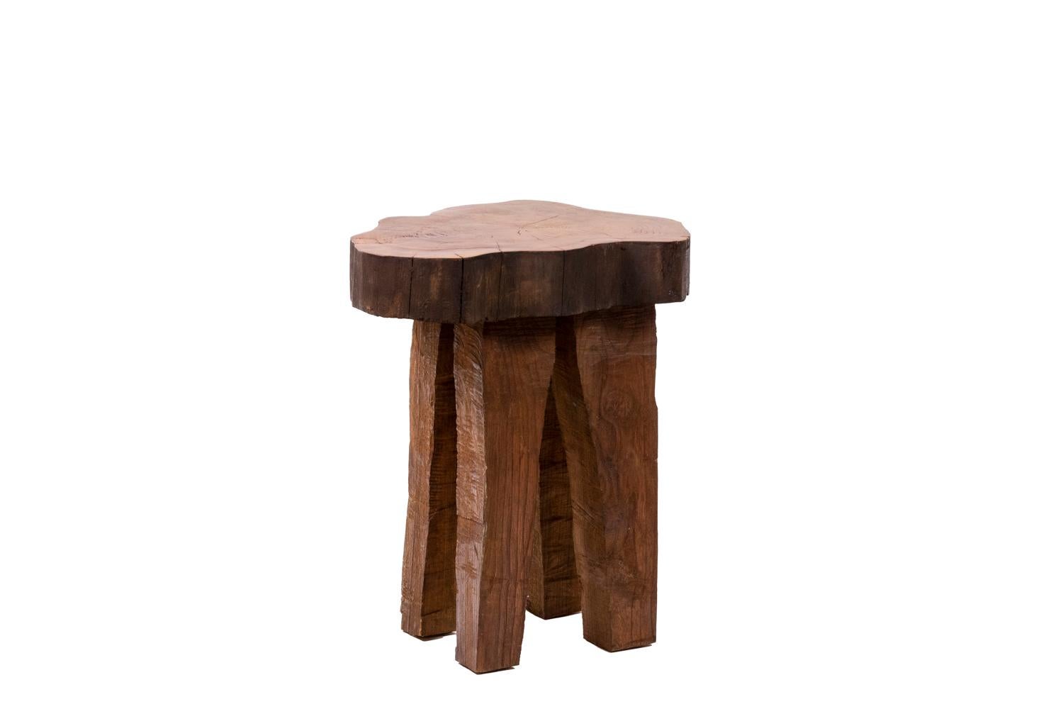 Set of four brutalist style stools, in elm, irregularly shaped.

French work realized in the 1970s.

Dimensions : H 52 x D 45 x D 40 x D 68 x D 58 cm.