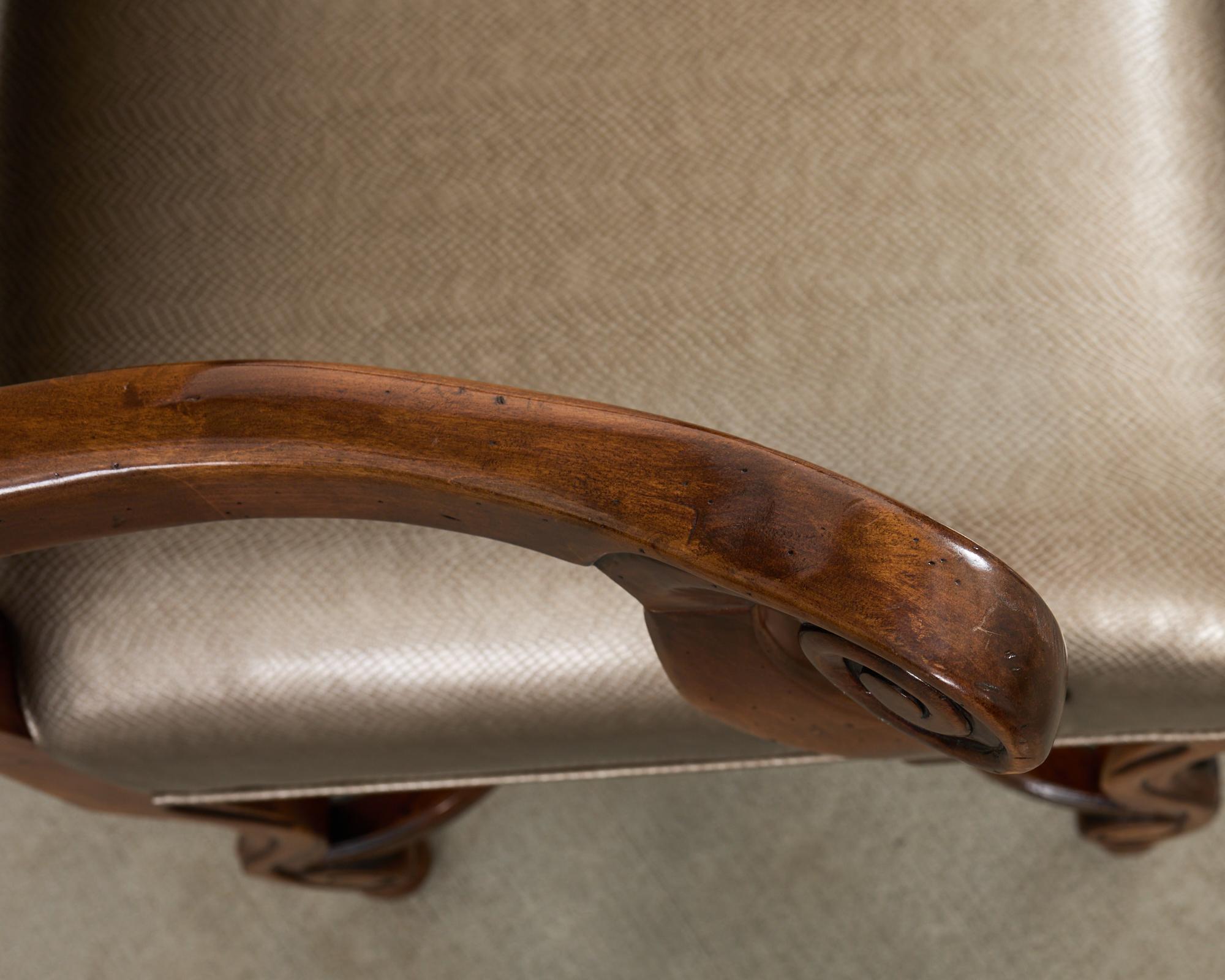 Velours Ensemble de quatorze chaises de salle à manger Os de Mouton de style baroque en vente