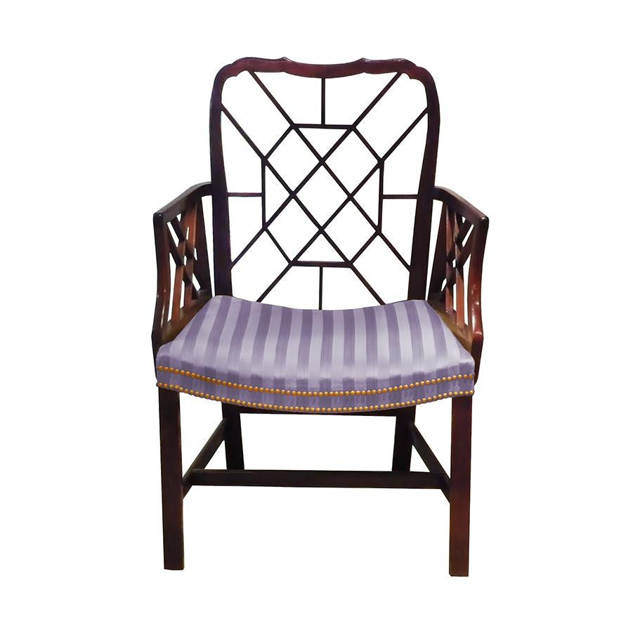 Eine Reihe von vierzehn chinesischen Chippendale-Esszimmerstühlen aus Mahagoni. Ein Design aus der Mitte des 18. Jahrhunderts, aus Mahagoni geschnitzt, mit Sattelsitzen und Bahren. 

Die derzeitige Serie von vierzehn Stühlen umfasst 2 Sessel und 12