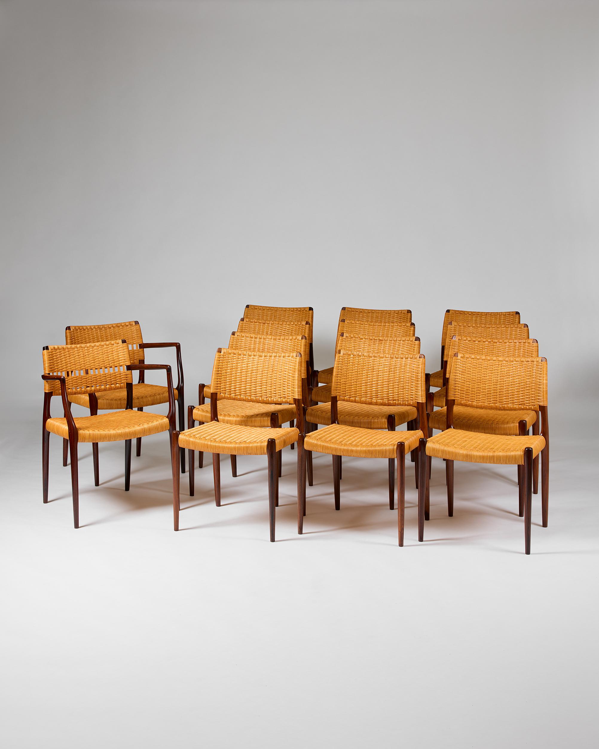 Satz von vierzehn Esszimmerstühlen, entworfen von Niels O Møller für JL Møller
Dänemark, 1962-1968

Brasilianisches Palisanderholz mit Sitz und Rückenlehne aus geflochtenem Schilfrohr

Die zehn Esszimmerstühle sind das Modell 65, das 1962 entworfen